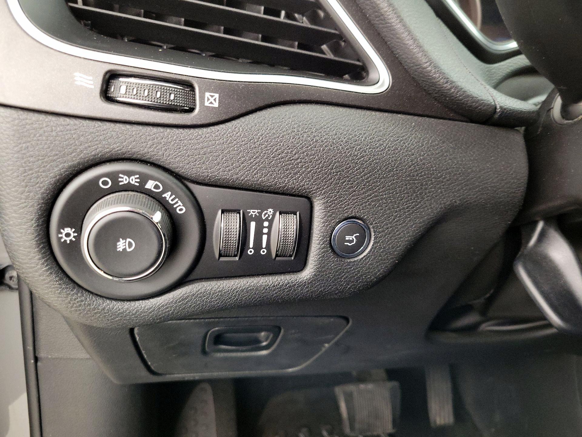 Thumbnail: 2019 Jeep Cherokee - 13