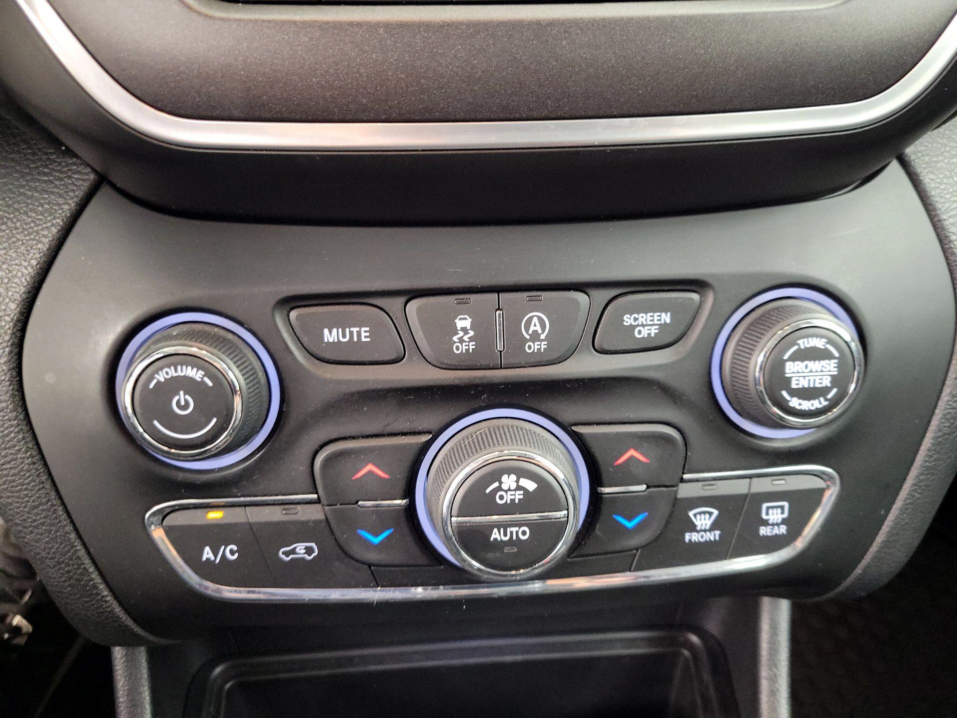 Thumbnail: 2019 Jeep Cherokee - 17