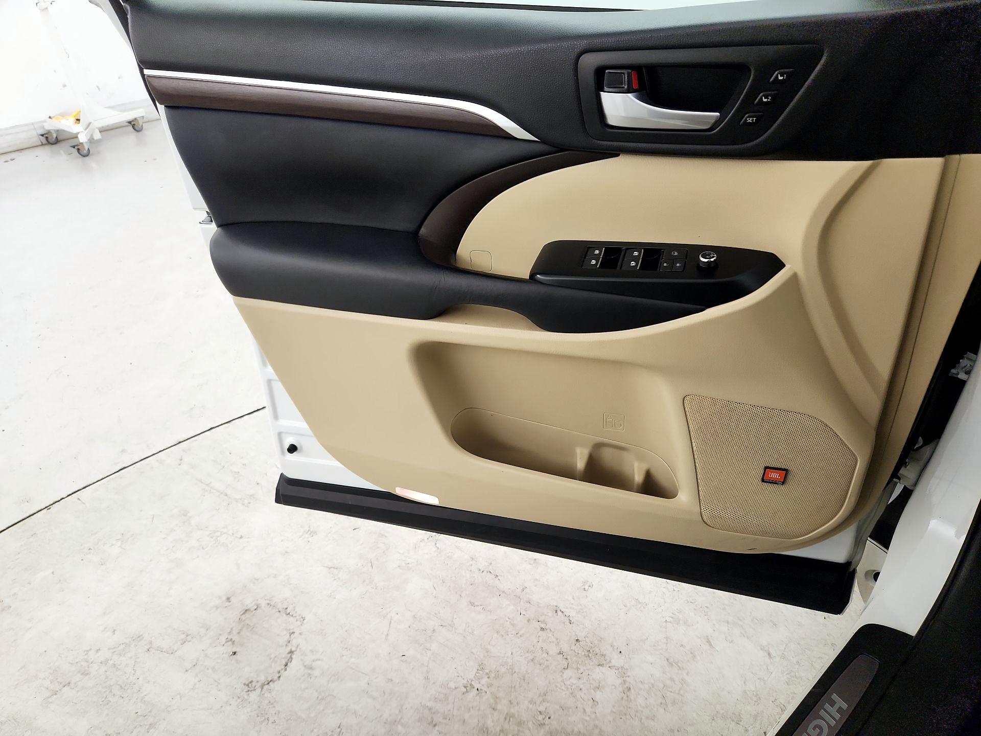 Thumbnail: 2016 Toyota Highlander - 12
