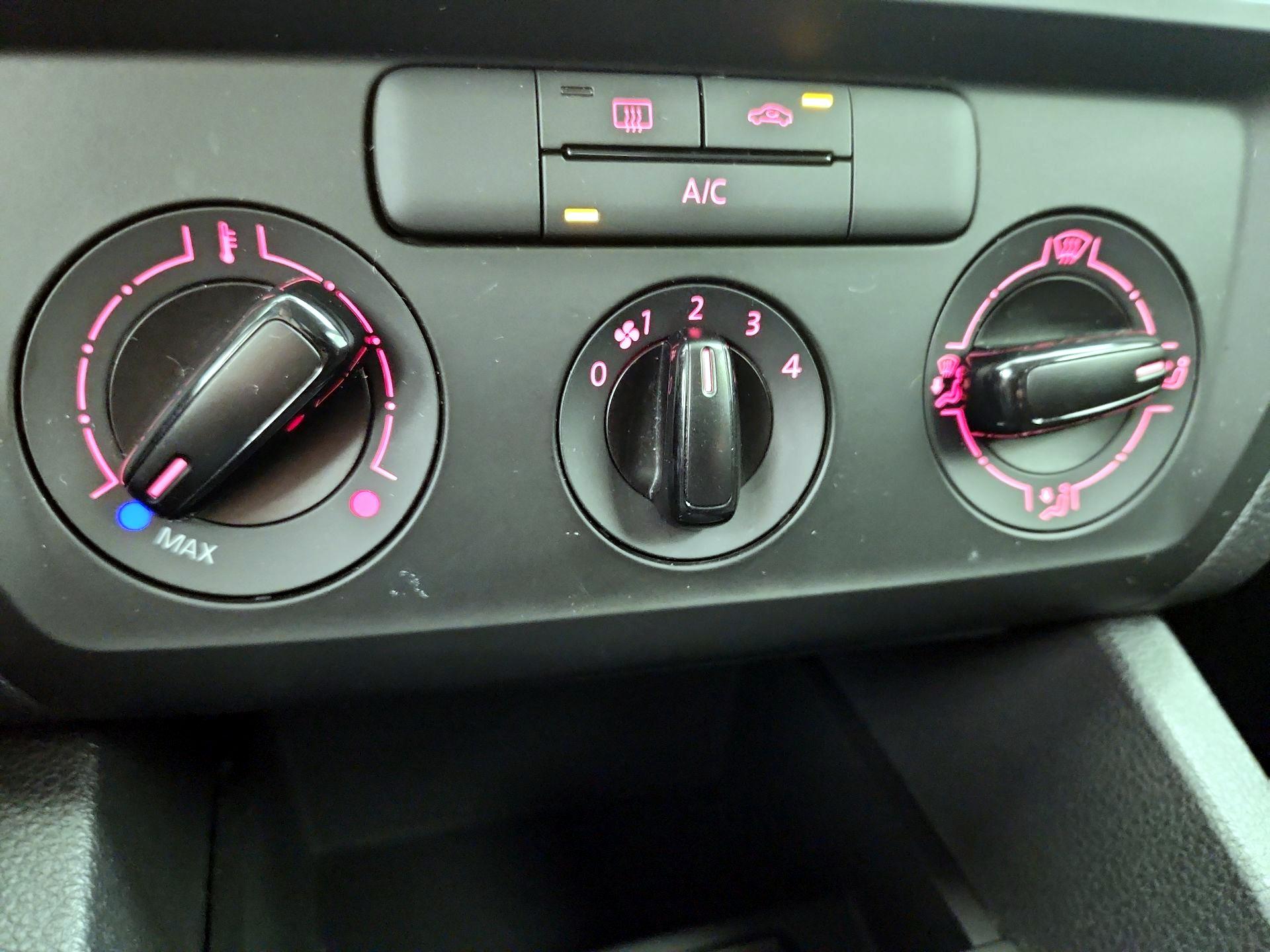 Thumbnail: 2016 Volkswagen Jetta - 16