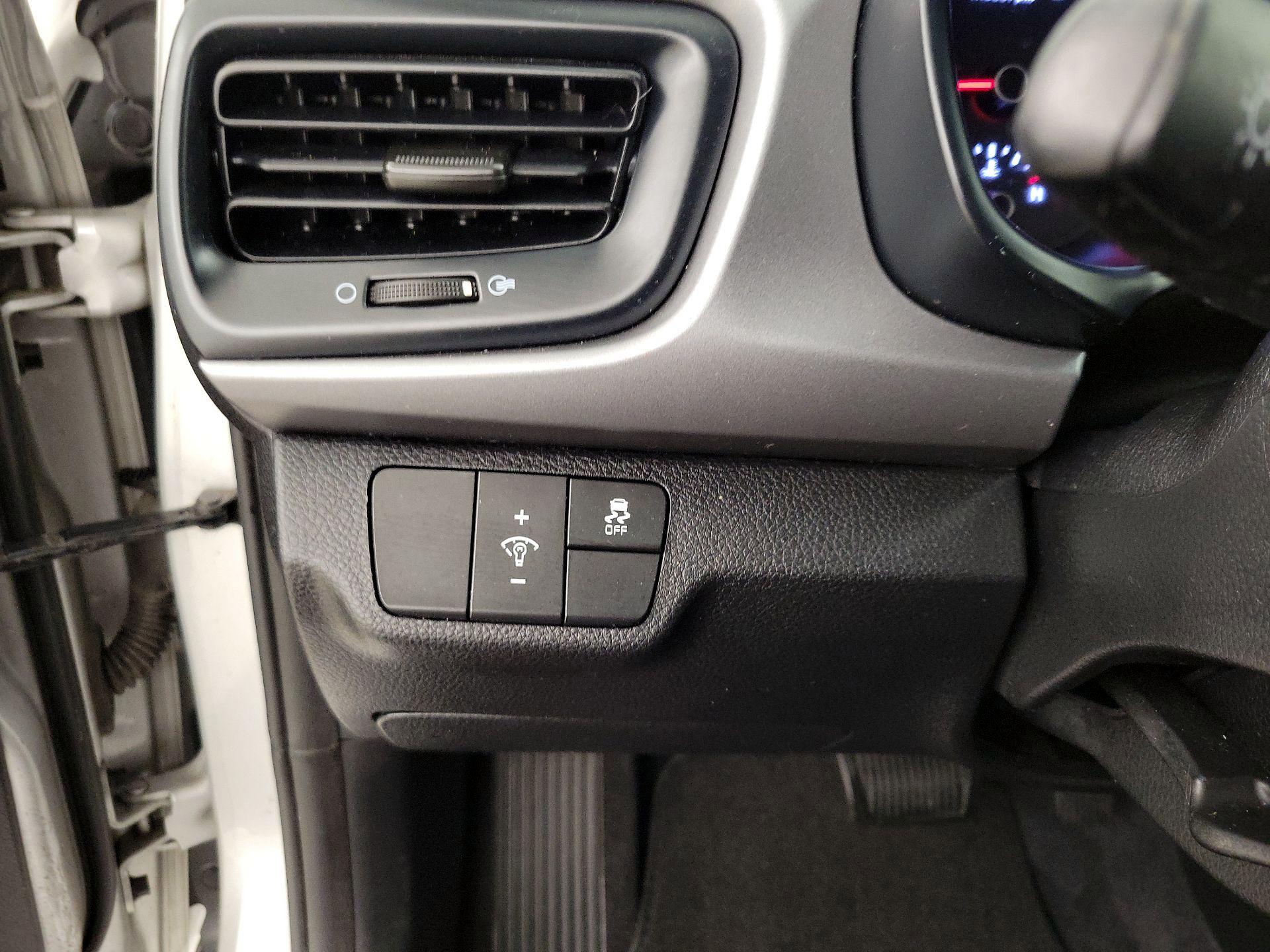 Thumbnail: 2018 Kia Rio - 13