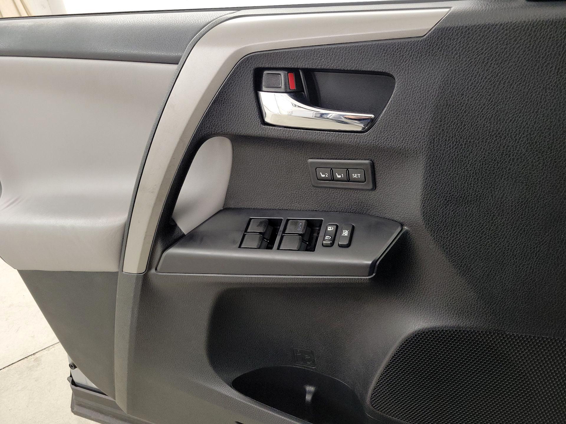 Thumbnail: 2016 Toyota RAV4 - 12