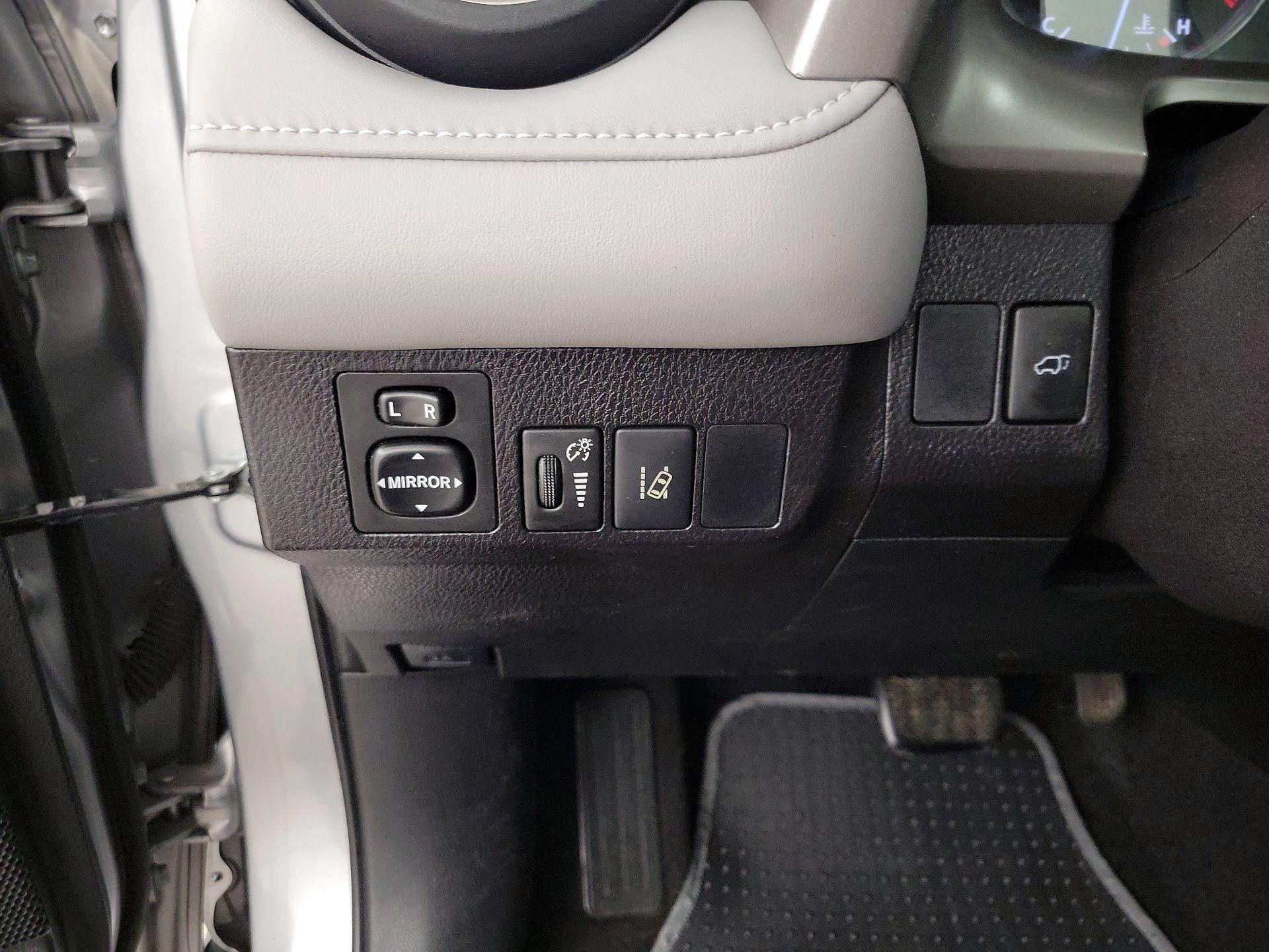 Thumbnail: 2016 Toyota RAV4 - 13