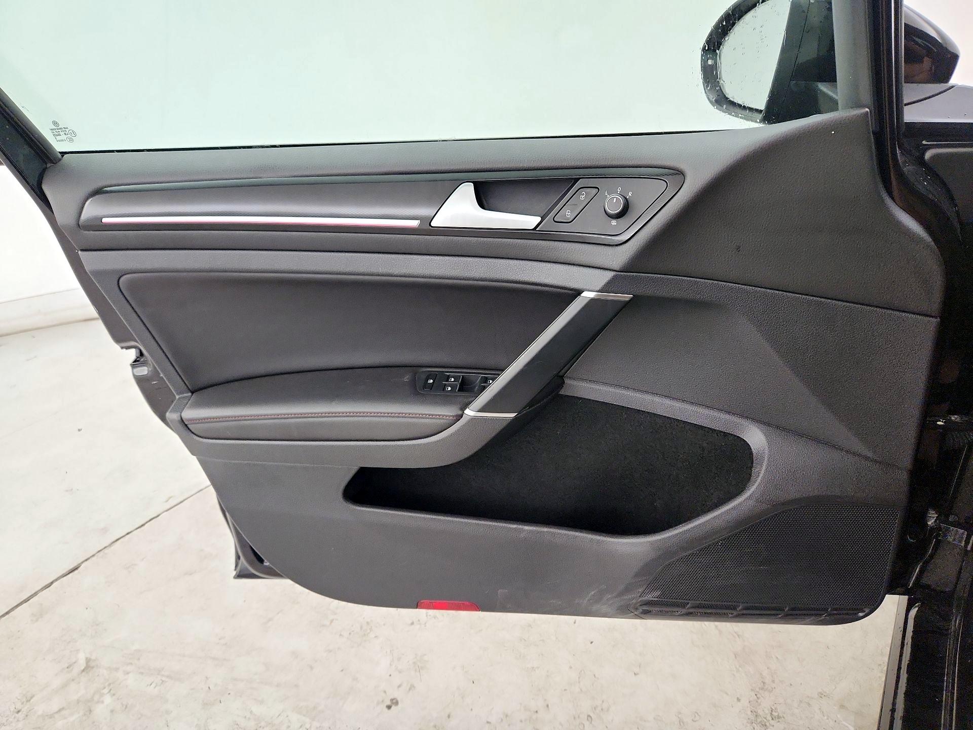 Thumbnail: 2015 Volkswagen Golf - 12