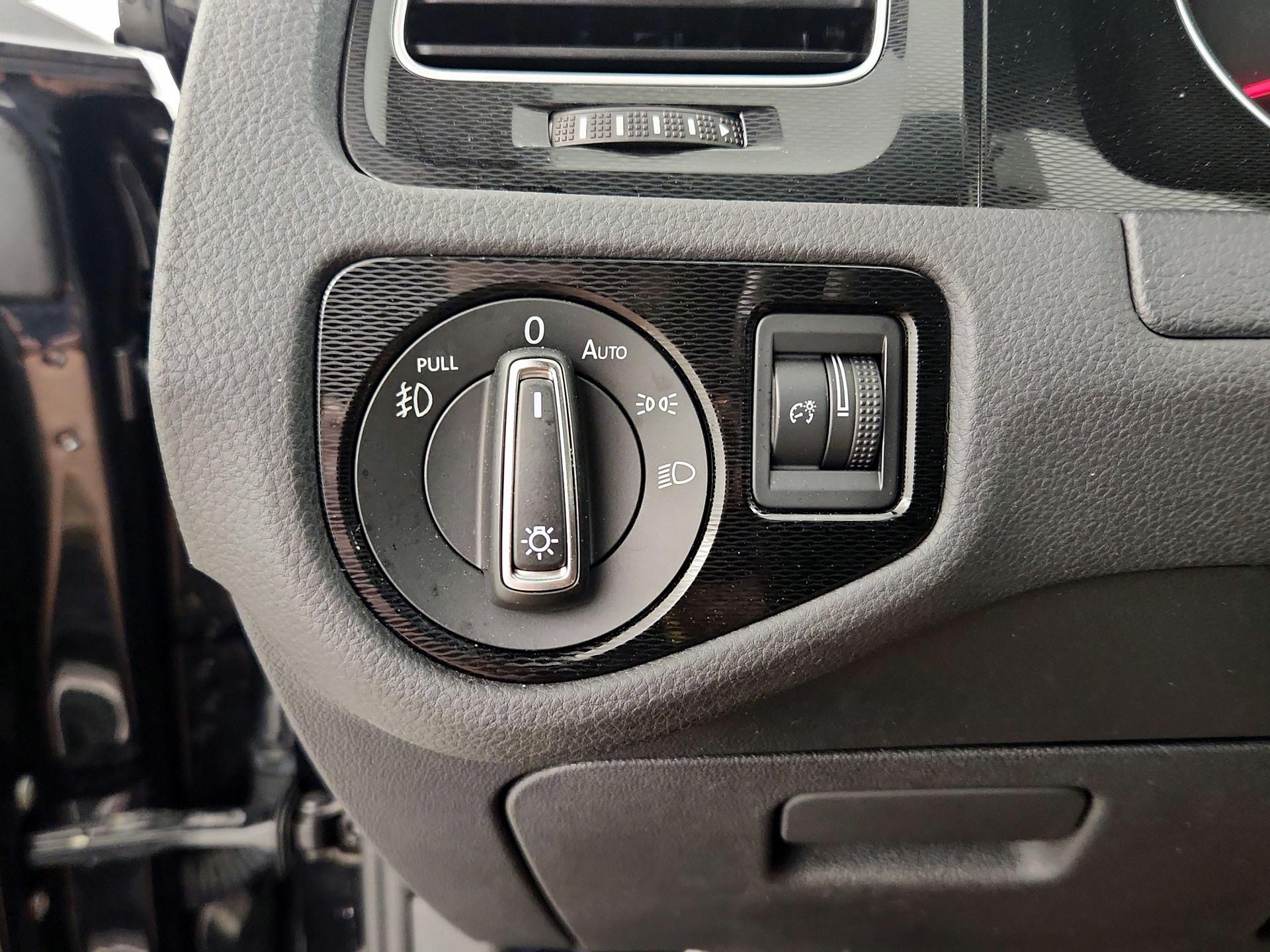 Thumbnail: 2015 Volkswagen Golf - 13