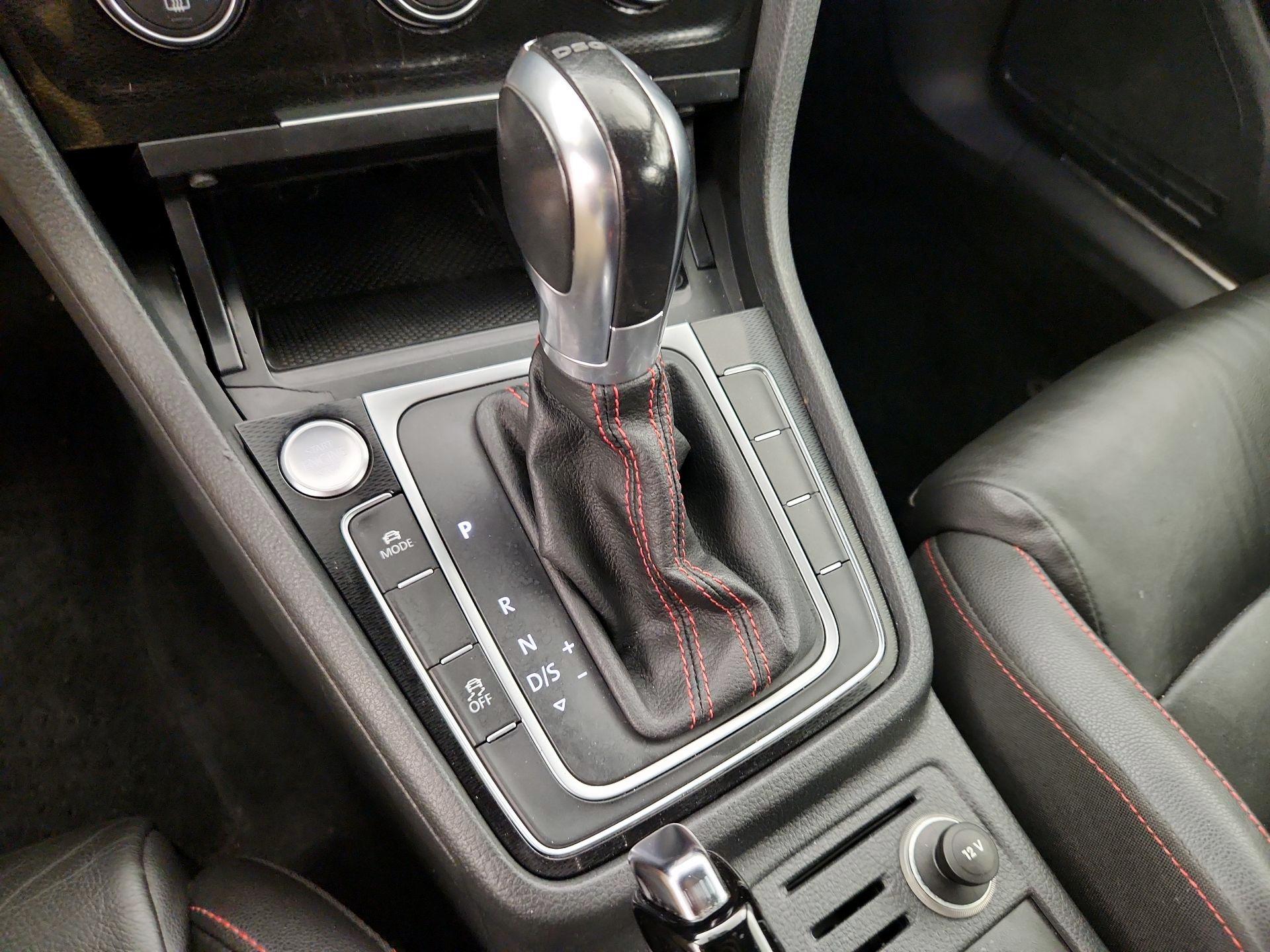 Thumbnail: 2015 Volkswagen Golf - 17