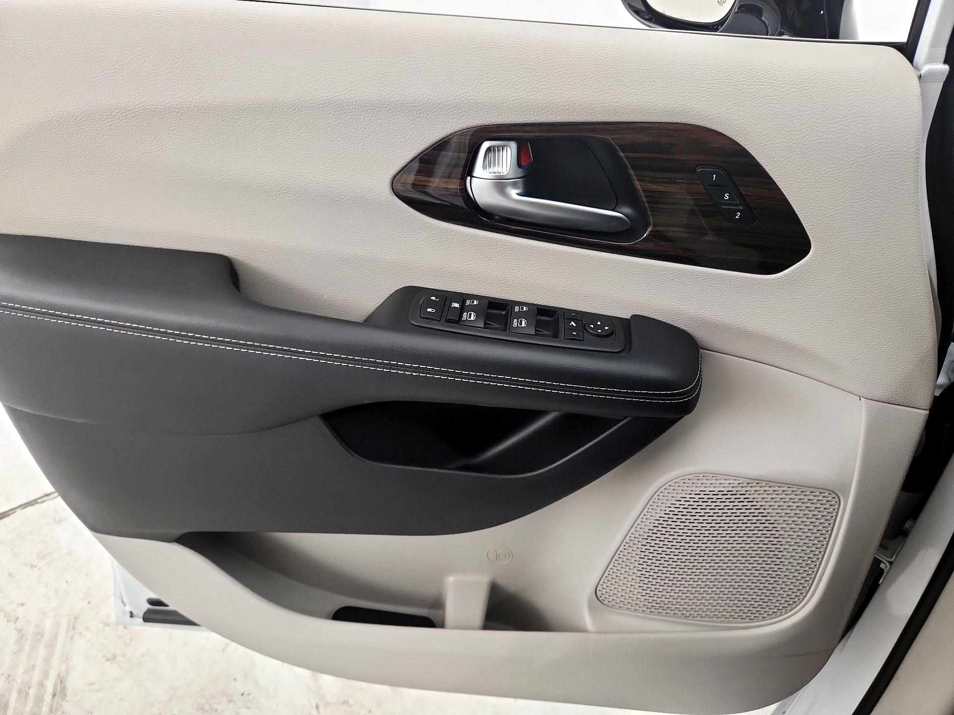 Thumbnail: 2023 Chrysler Pacifica - 12