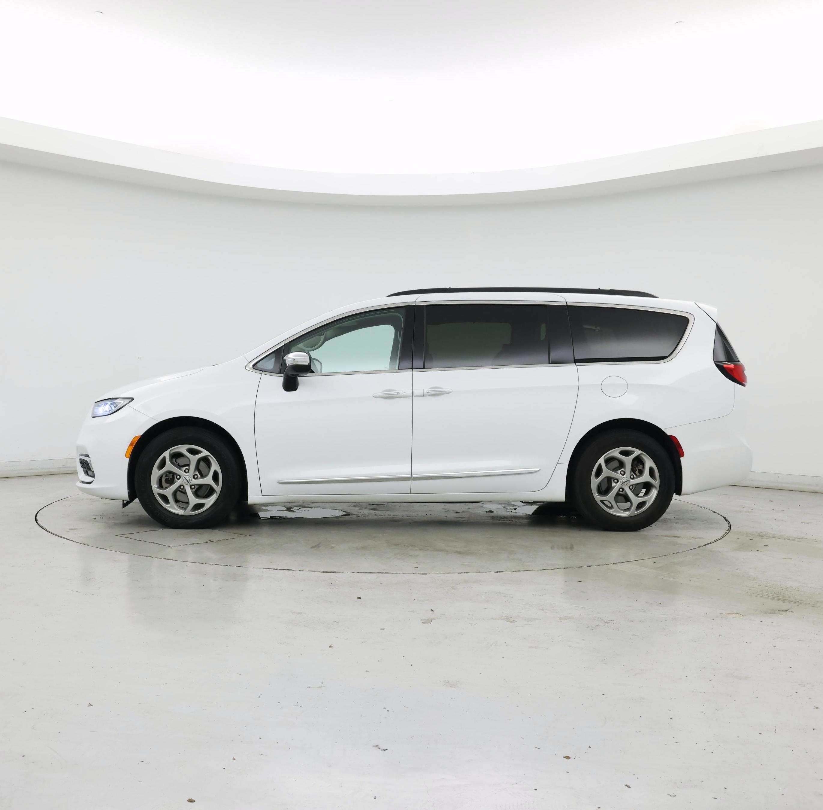 Thumbnail: 2023 Chrysler Pacifica - 3