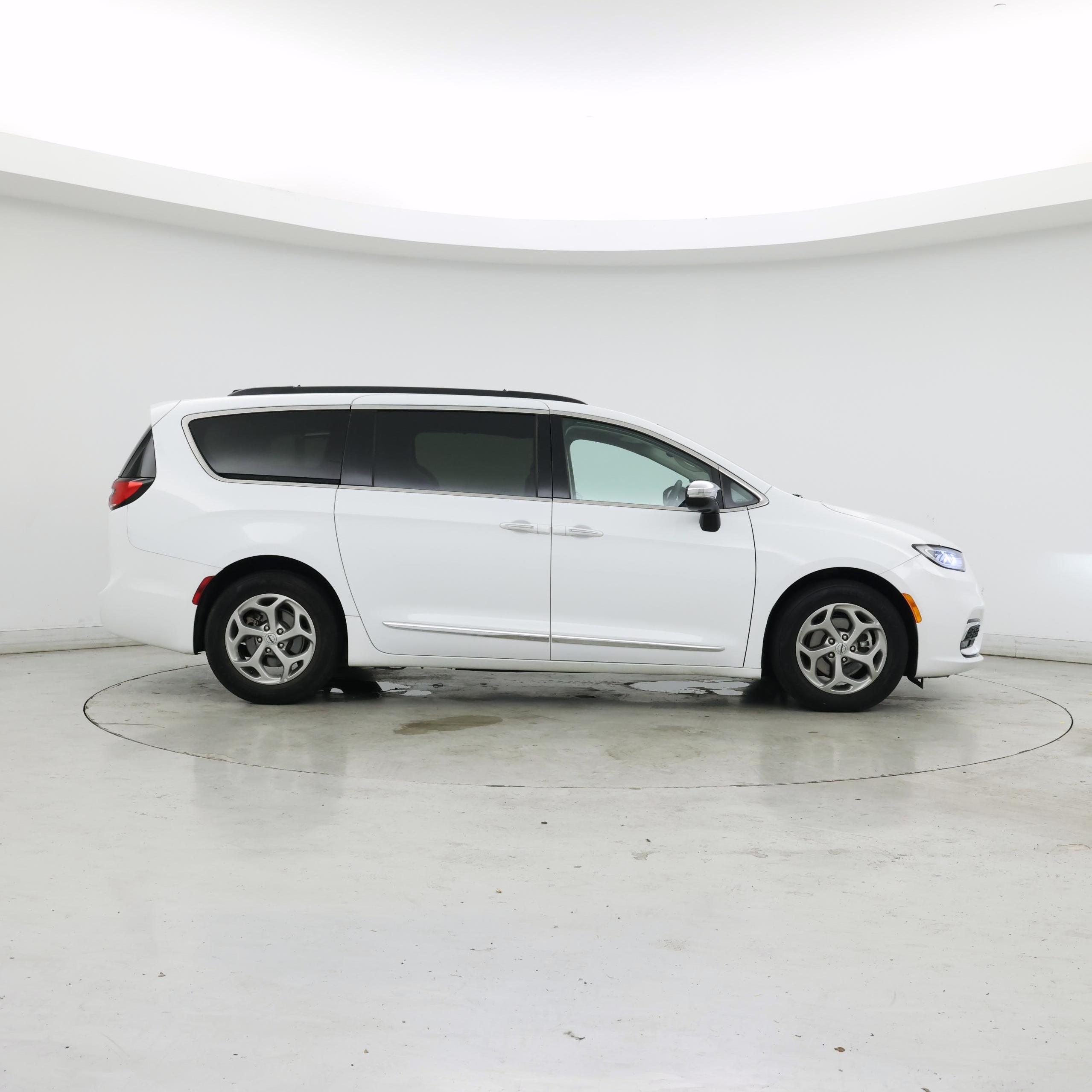 Thumbnail: 2023 Chrysler Pacifica - 7