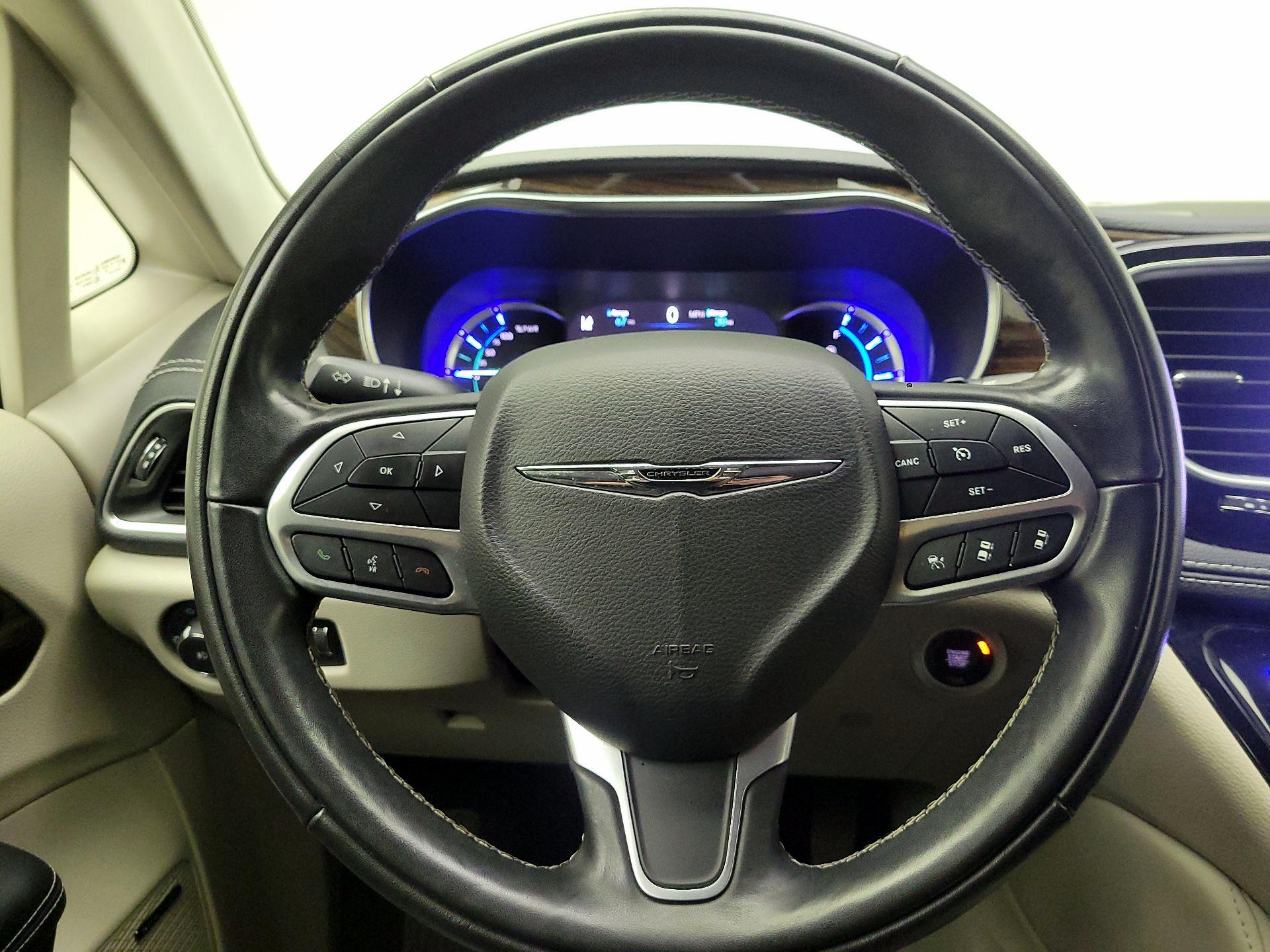 Thumbnail: 2022 Chrysler Pacifica - 10