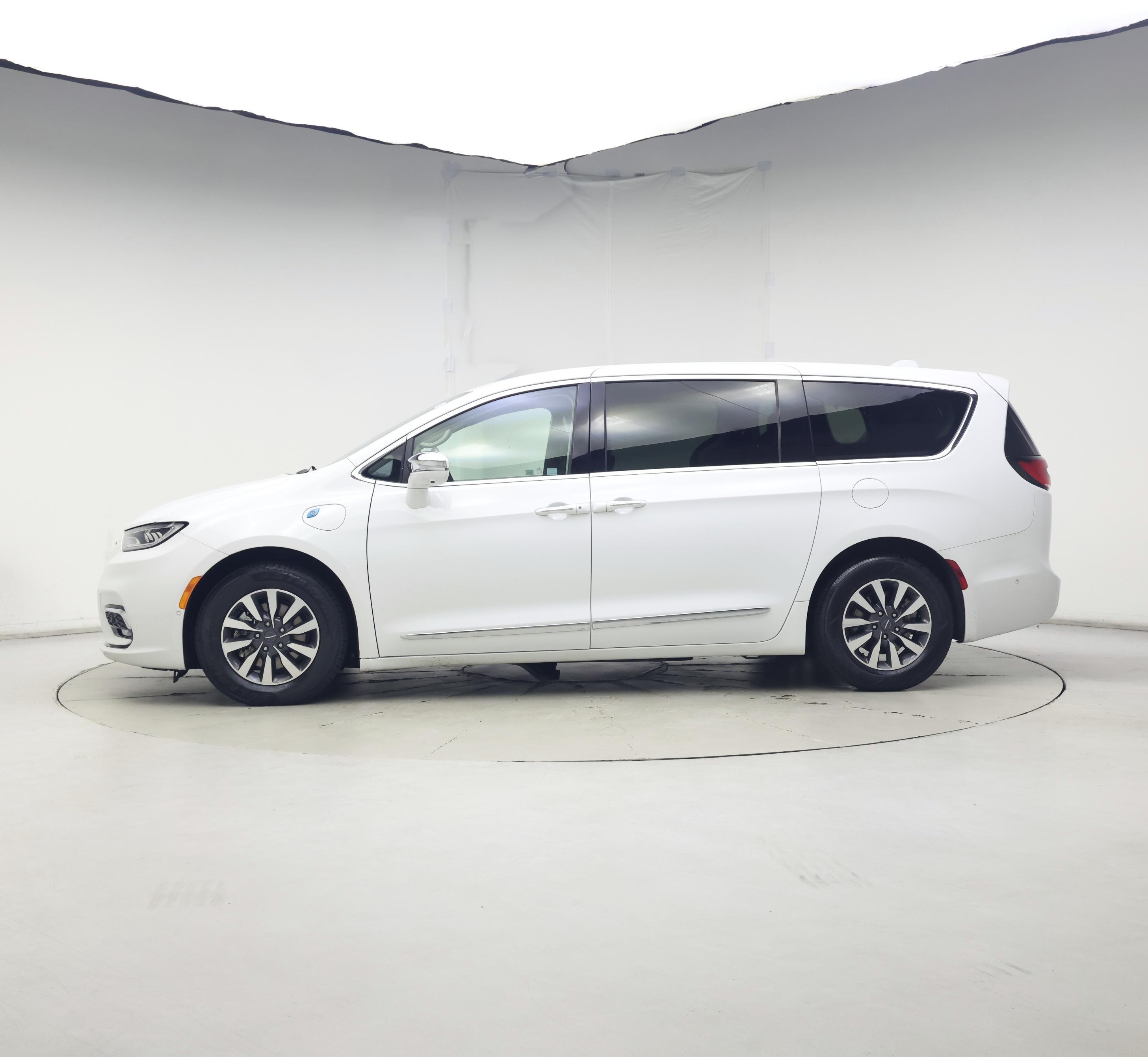 Thumbnail: 2022 Chrysler Pacifica - 3