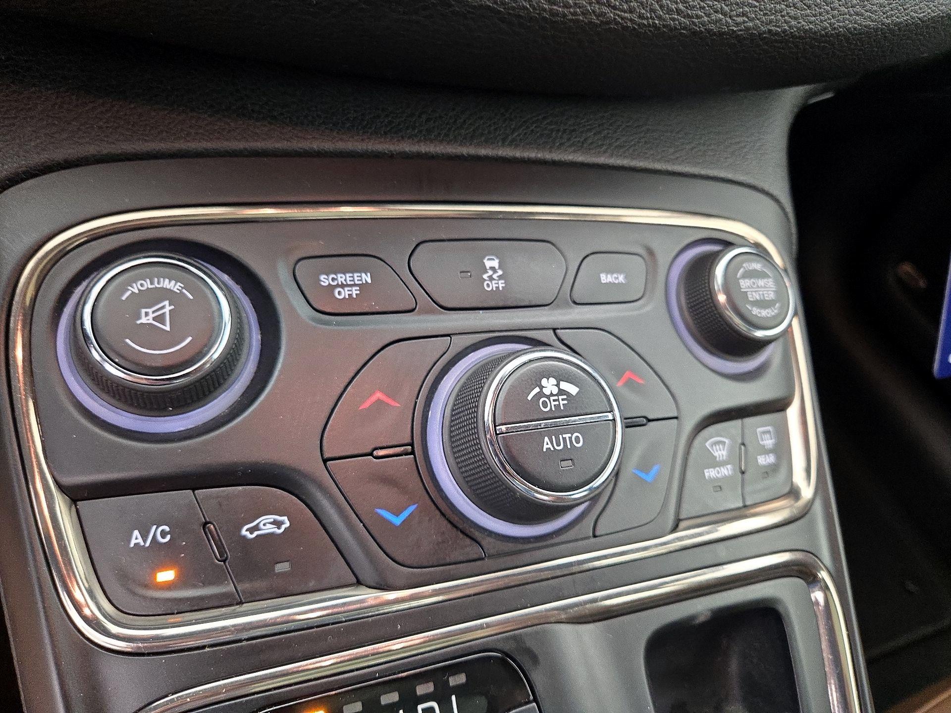 Thumbnail: 2016 Chrysler 200 - 17