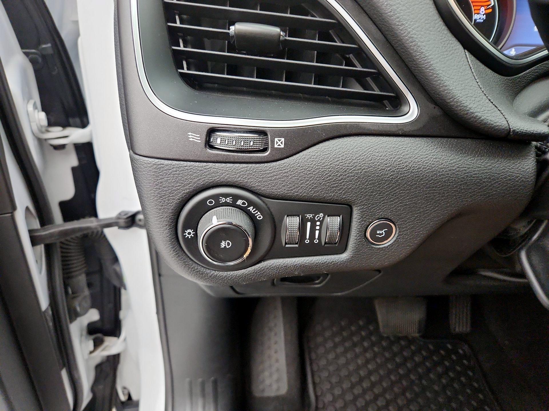 Thumbnail: 2019 Jeep Cherokee - 13