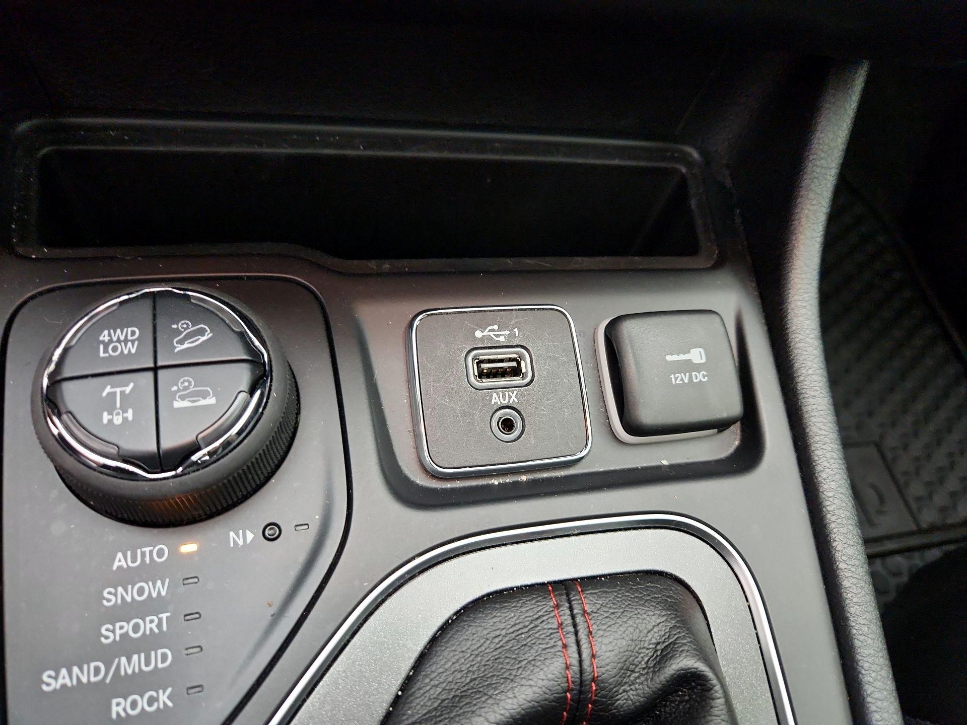 Thumbnail: 2019 Jeep Cherokee - 18