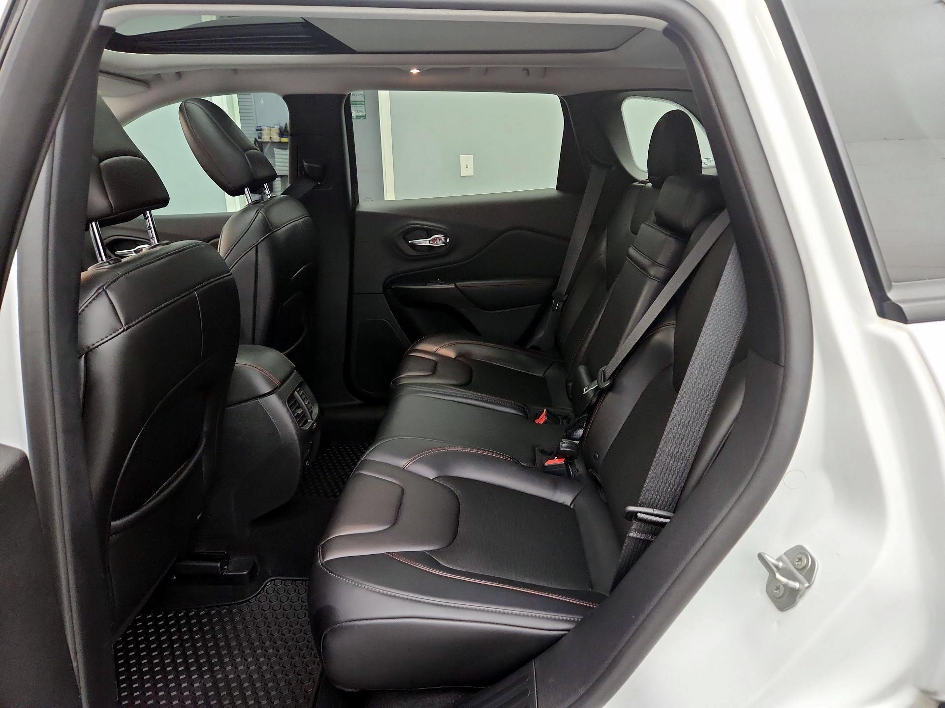 Thumbnail: 2019 Jeep Cherokee - 19