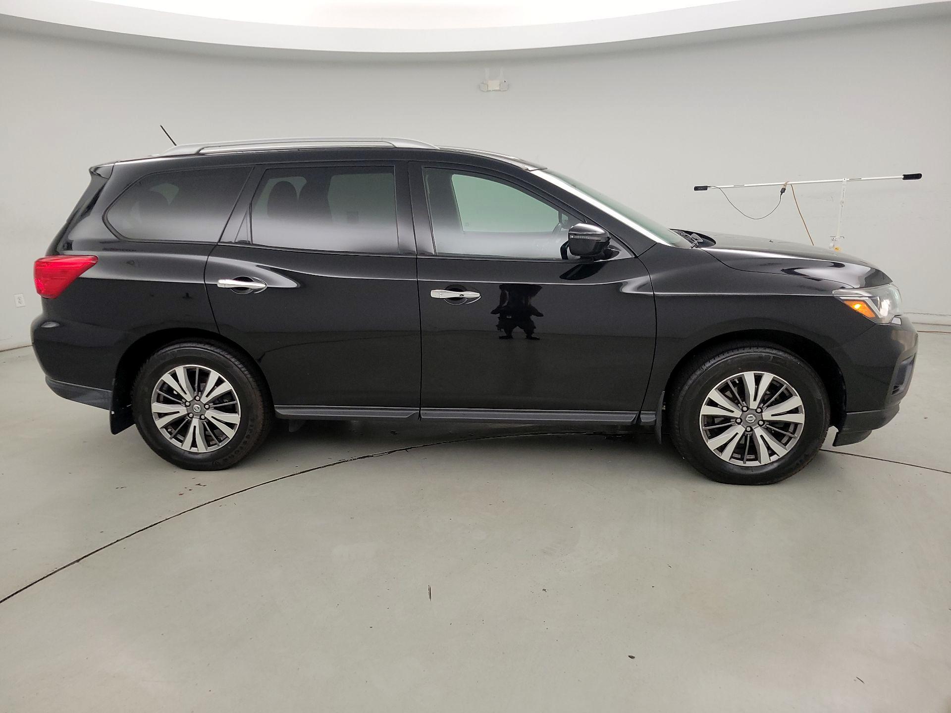 Thumbnail: 2017 Nissan Pathfinder - 4