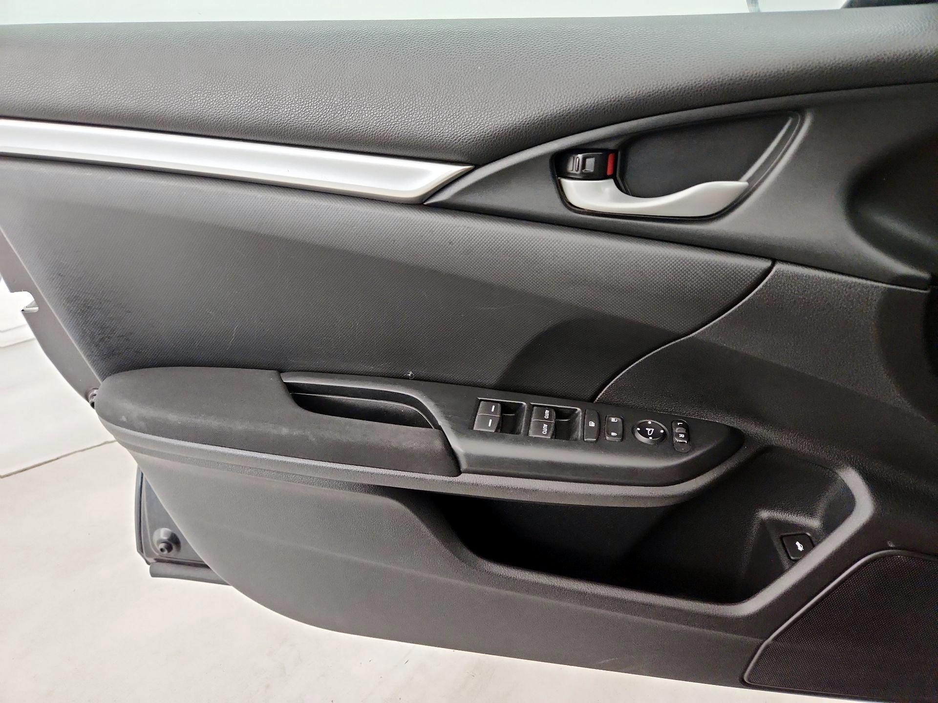 Thumbnail: 2016 Honda Civic - 12
