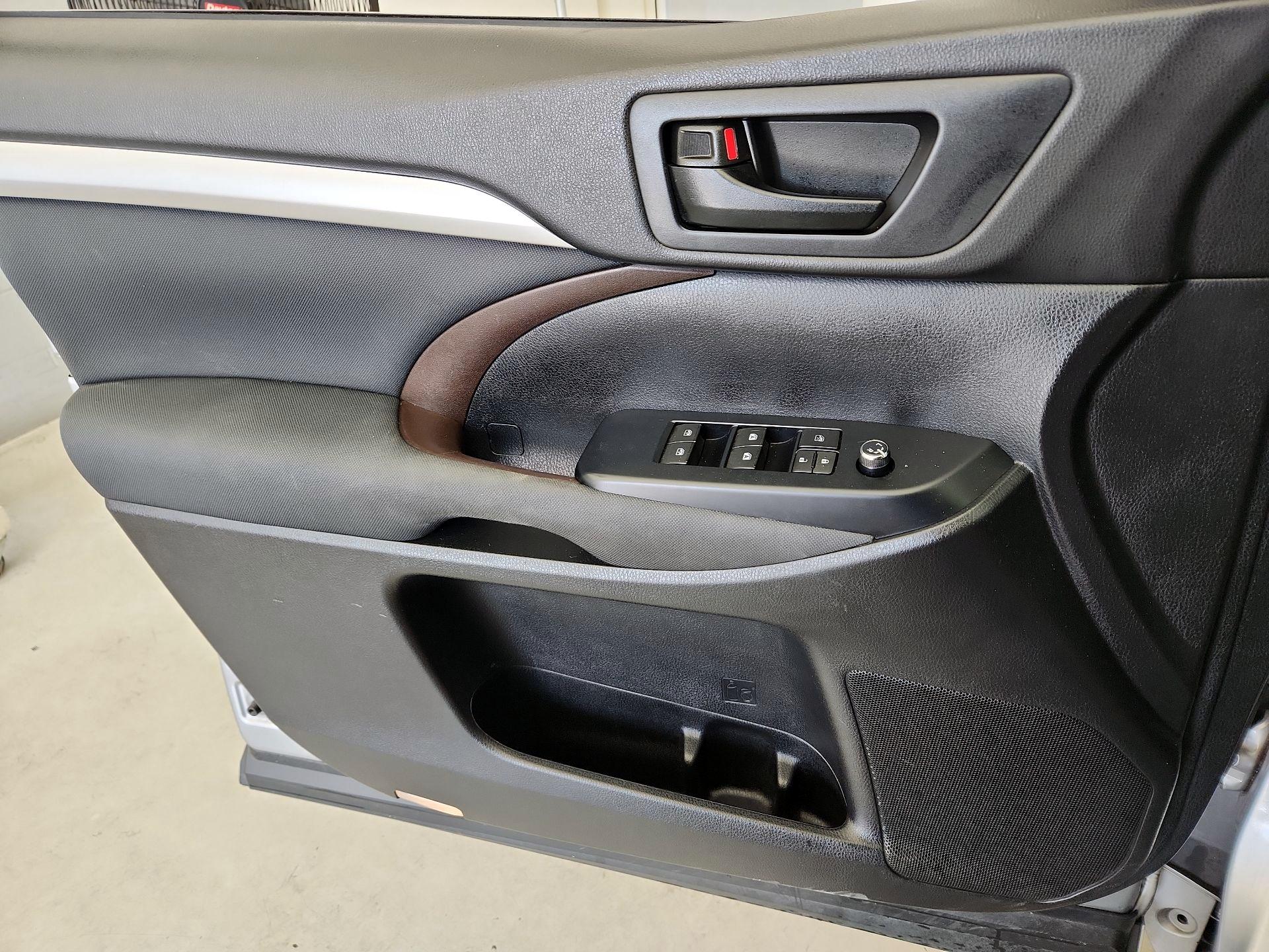 Thumbnail: 2015 Toyota Highlander - 12