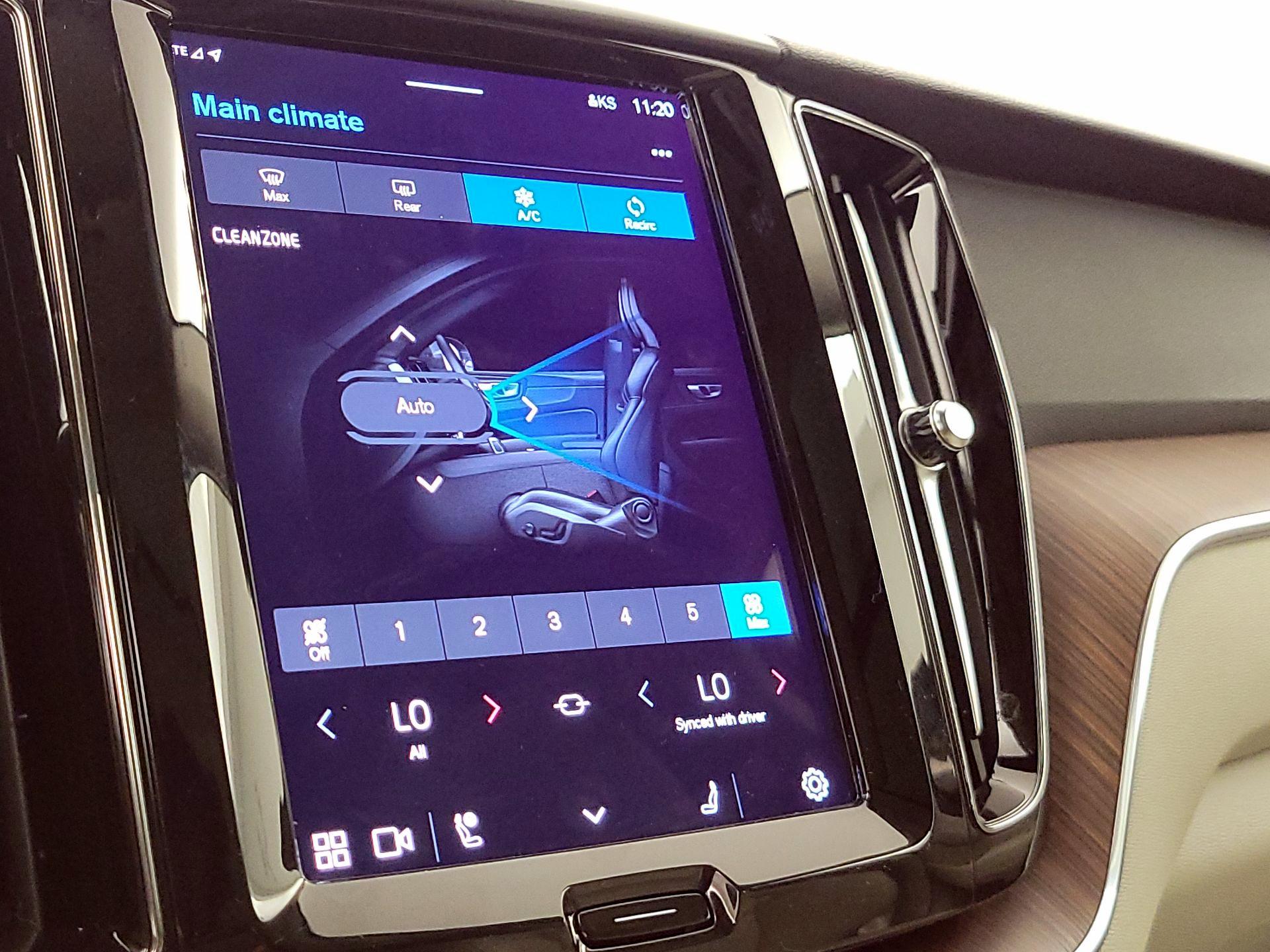 Thumbnail: 2022 Volvo XC60 - 17