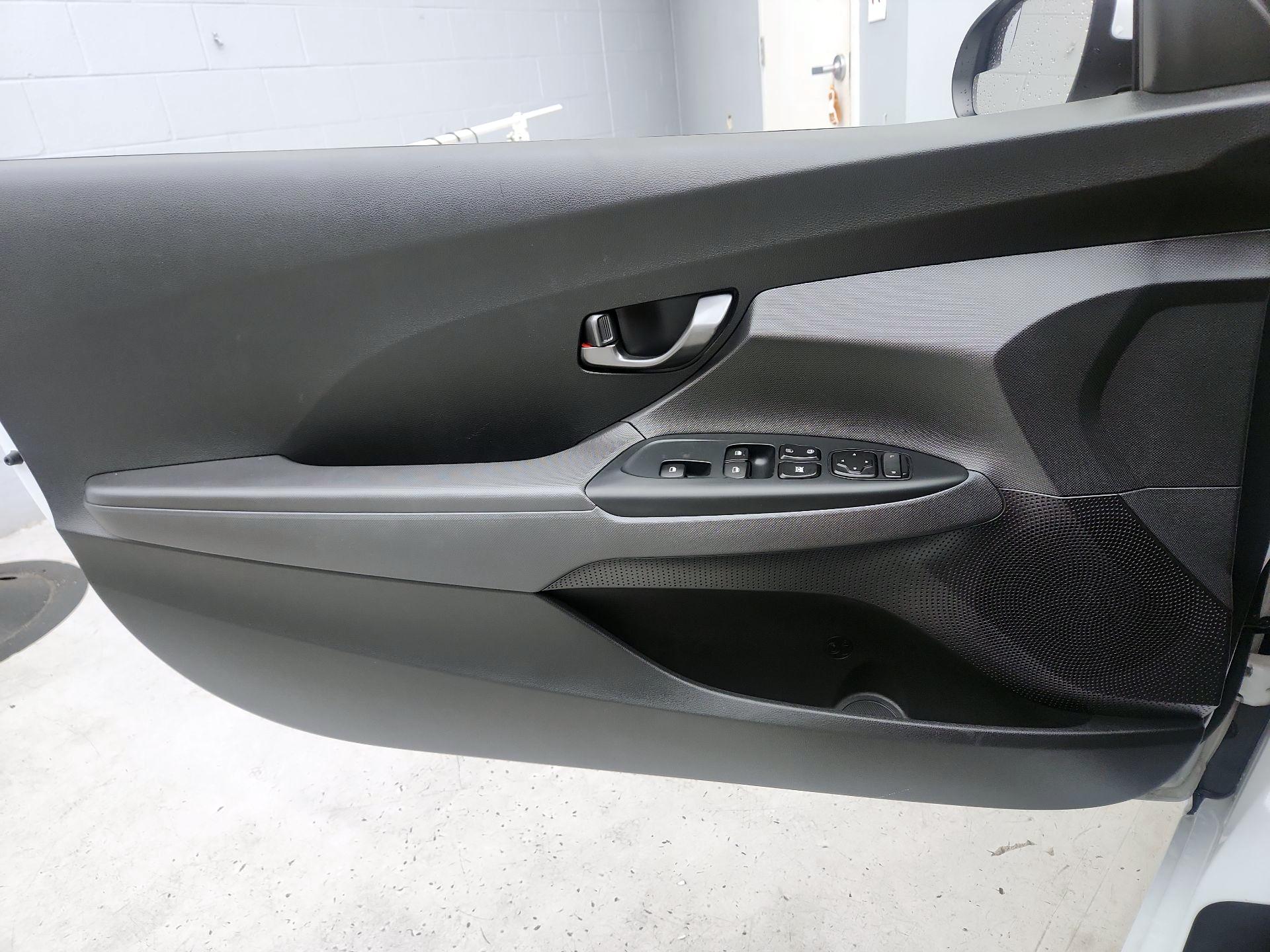 Thumbnail: 2019 Hyundai Veloster - 12