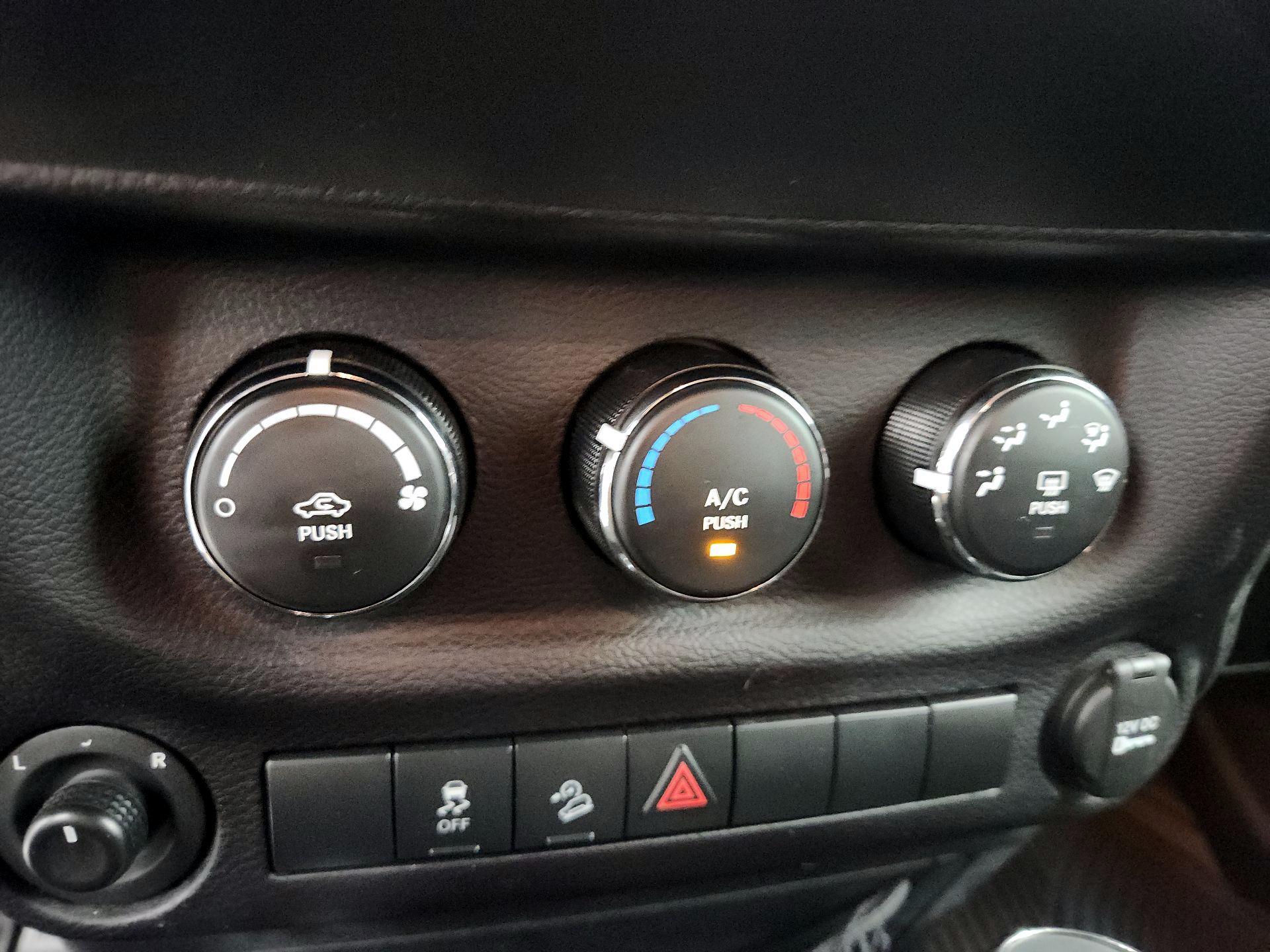 Thumbnail: 2016 Jeep Wrangler - 14