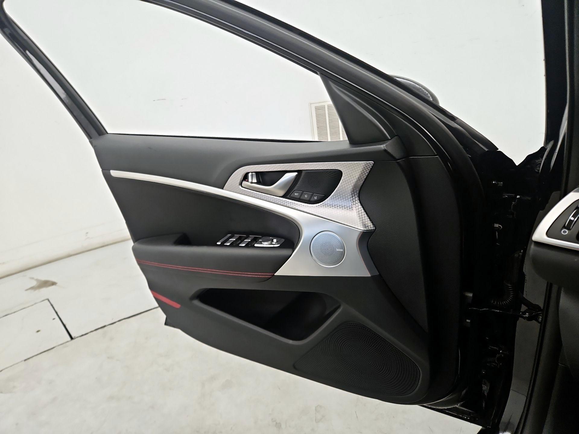 Thumbnail: 2023 Genesis G70 - 12