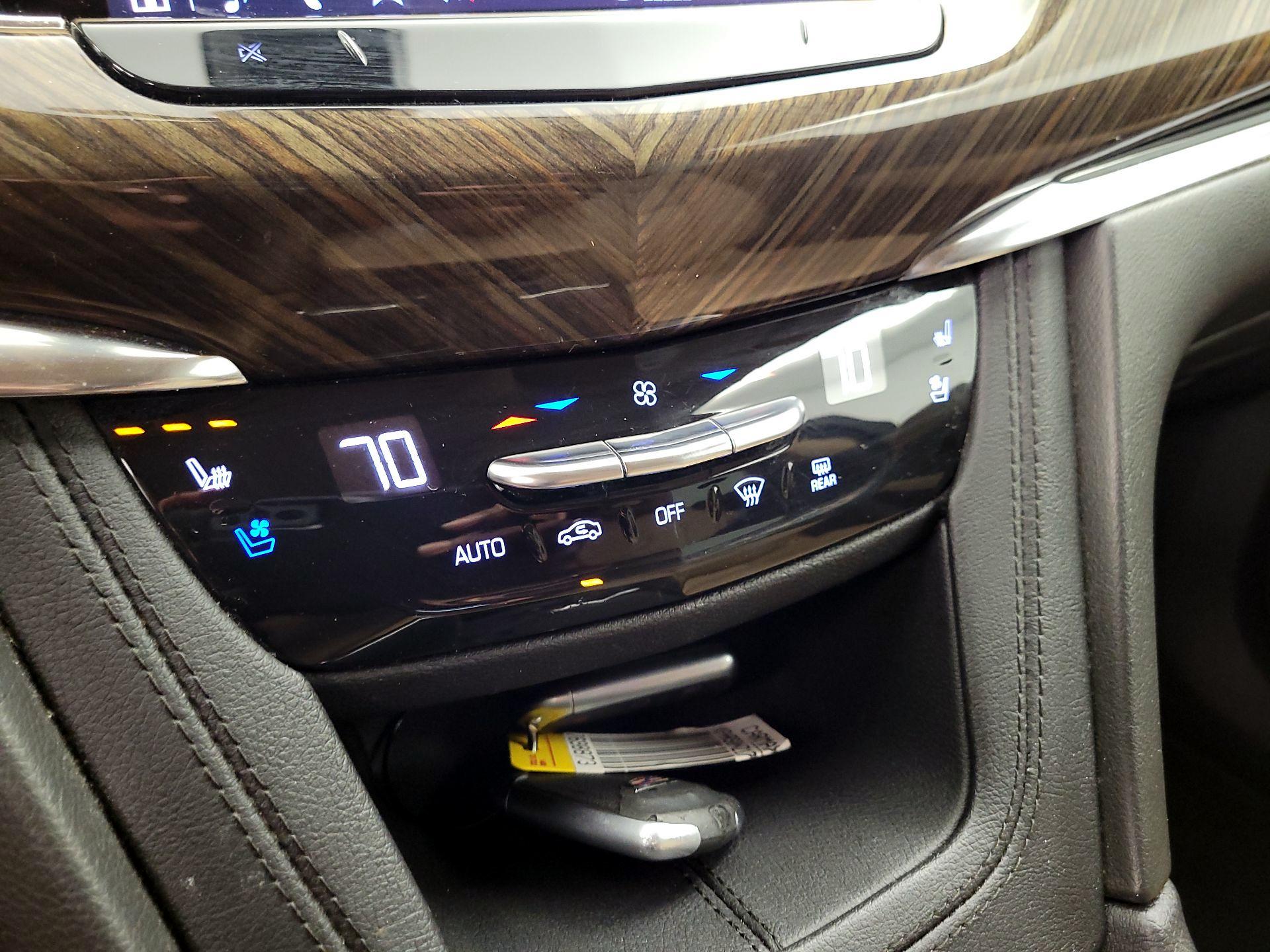 Thumbnail: 2022 Cadillac XT6 - 16