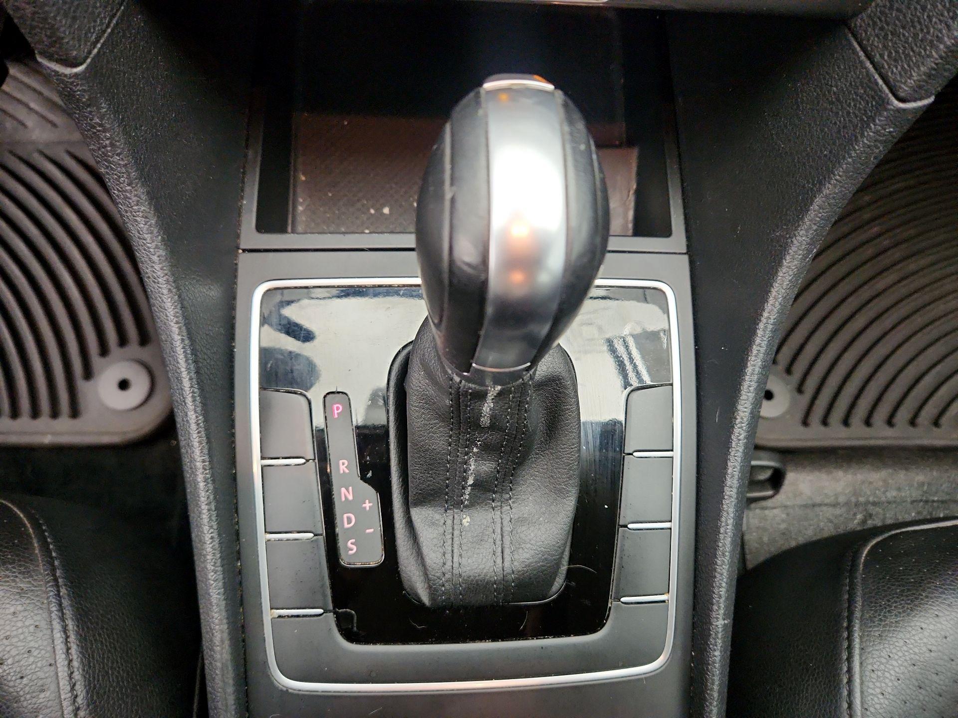 Thumbnail: 2014 Volkswagen Passat - 16