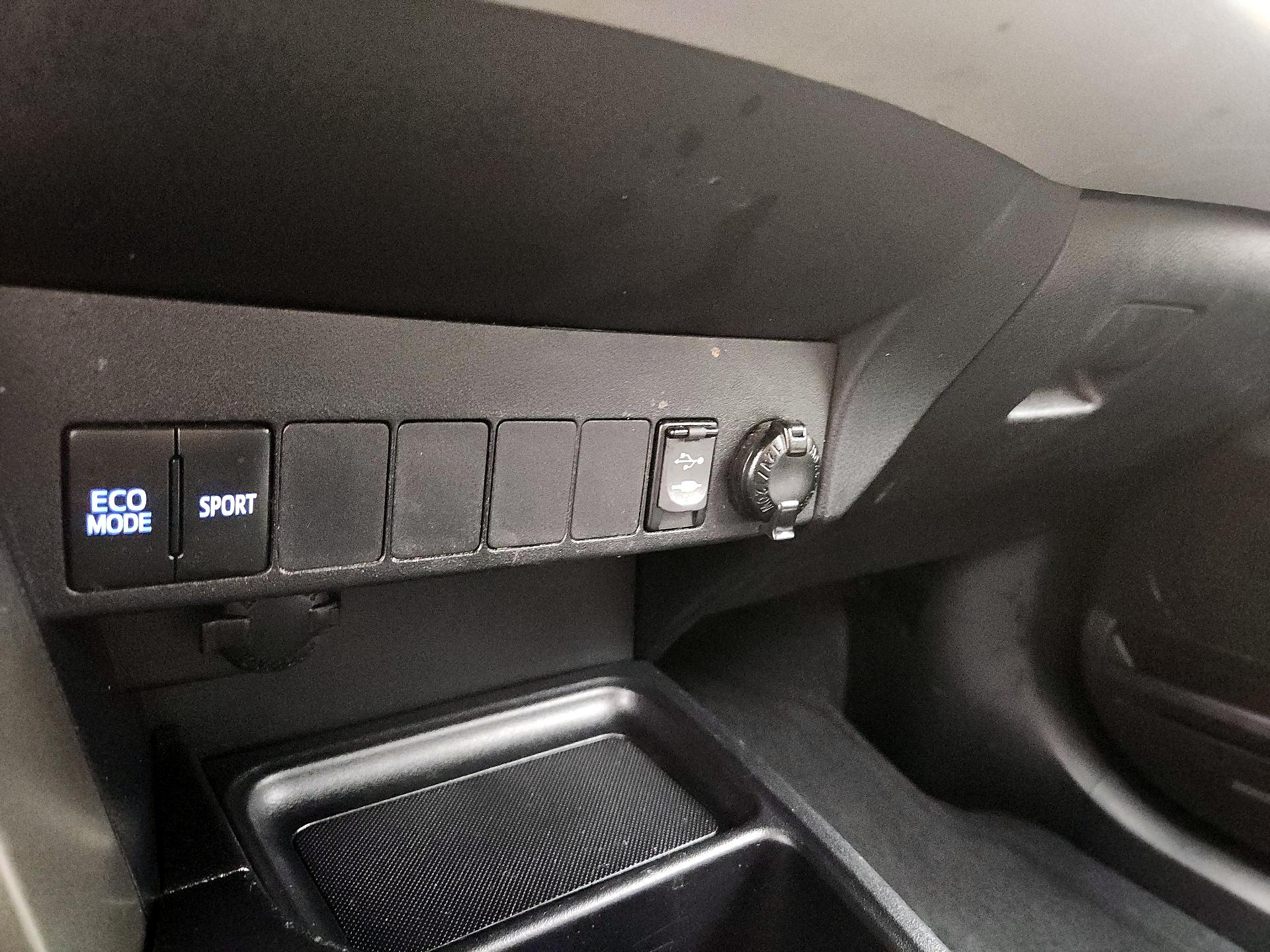 Thumbnail: 2015 Toyota RAV4 - 18
