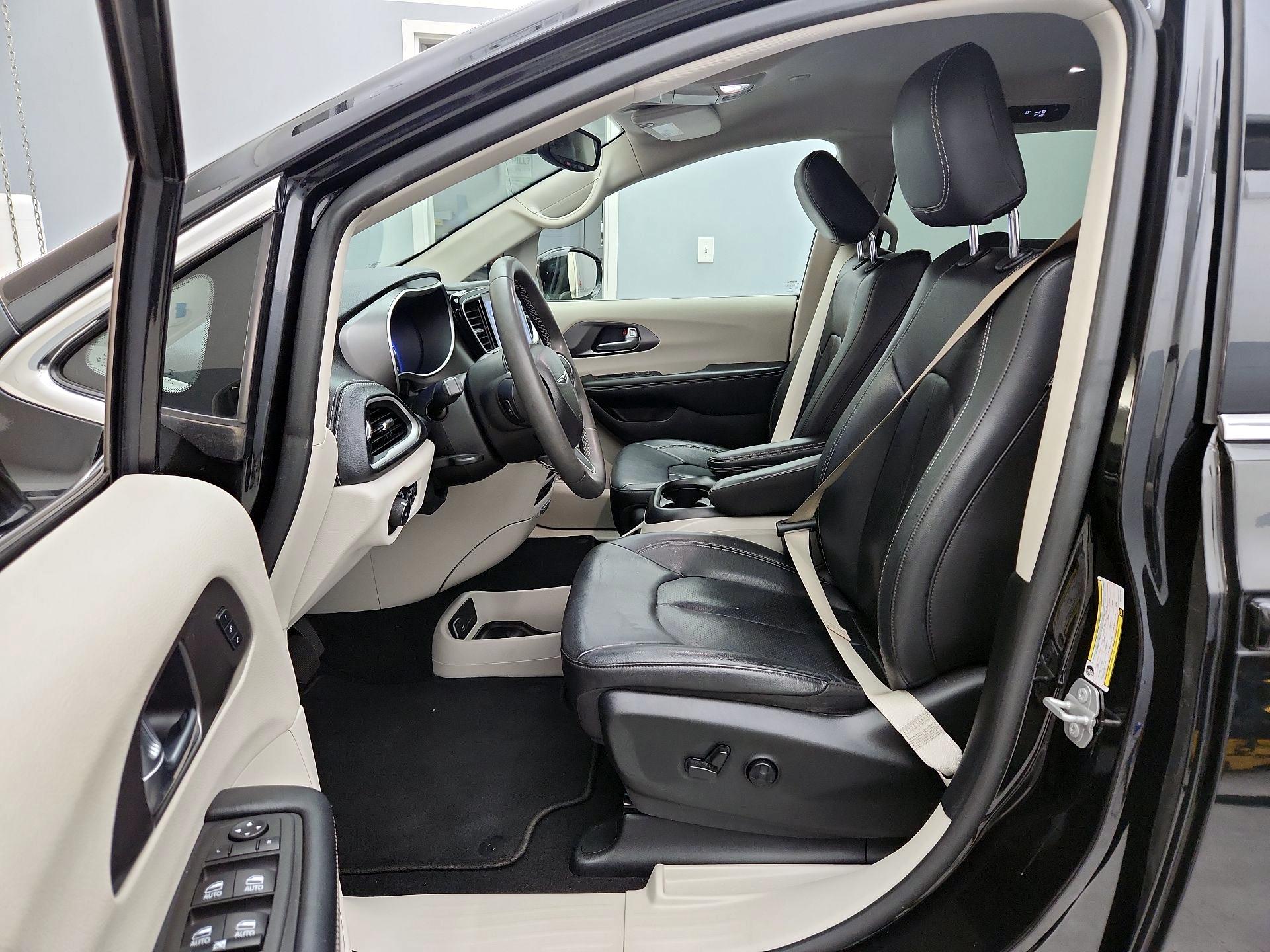 Thumbnail: 2022 Chrysler Pacifica - 11