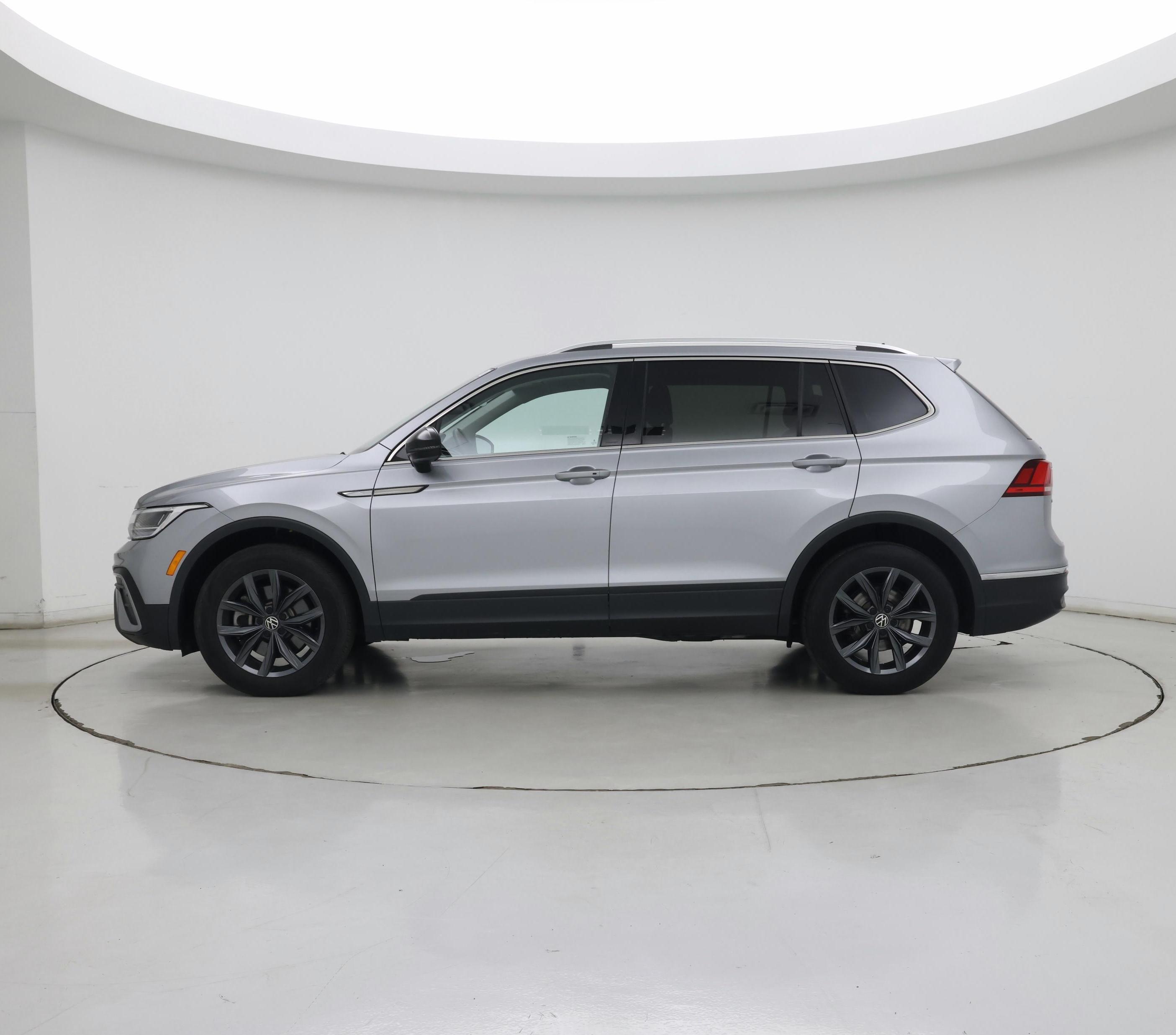 Thumbnail: 2022 Volkswagen Tiguan - 3