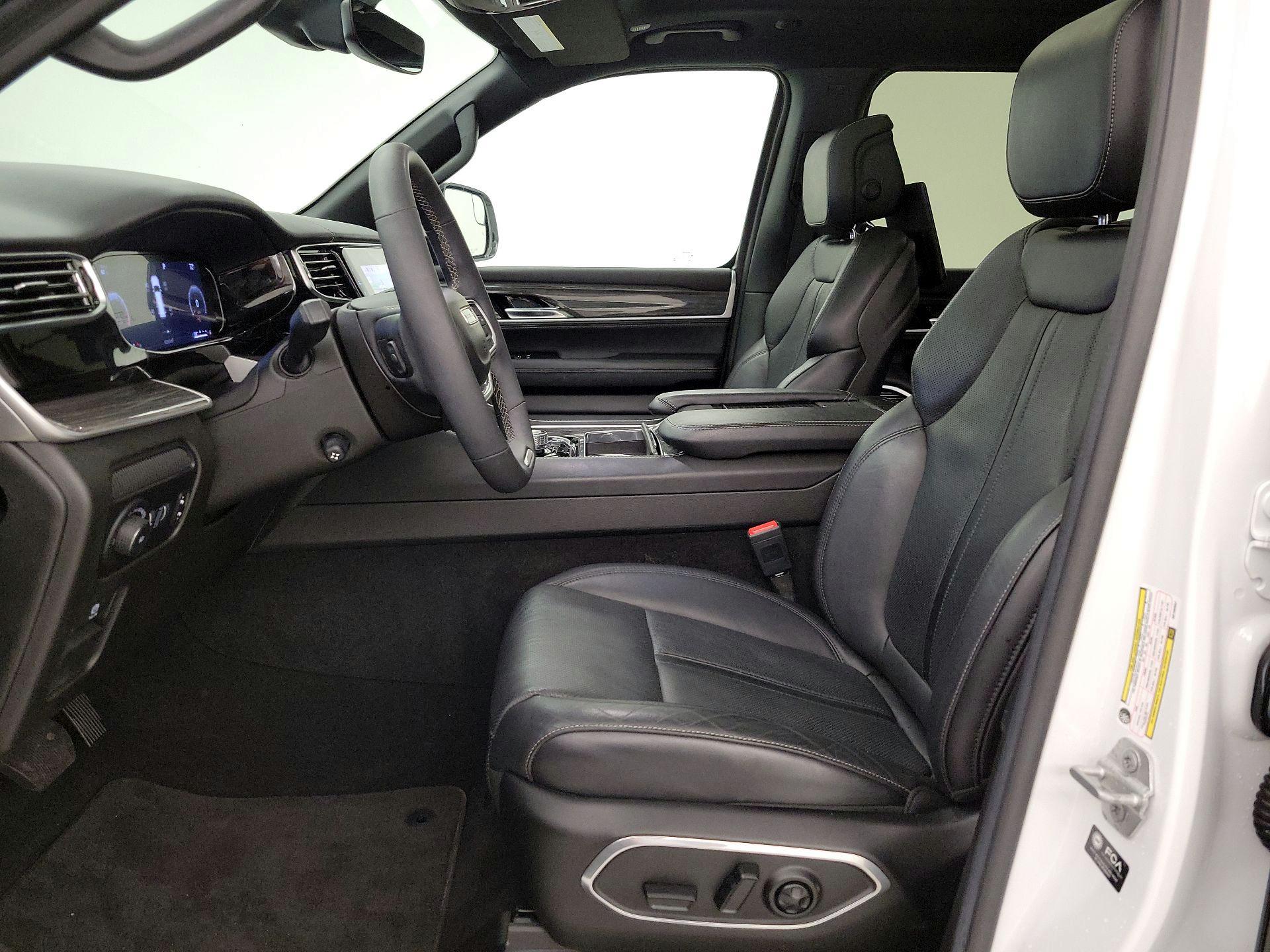 Thumbnail: 2022 Jeep Wagoneer - 11