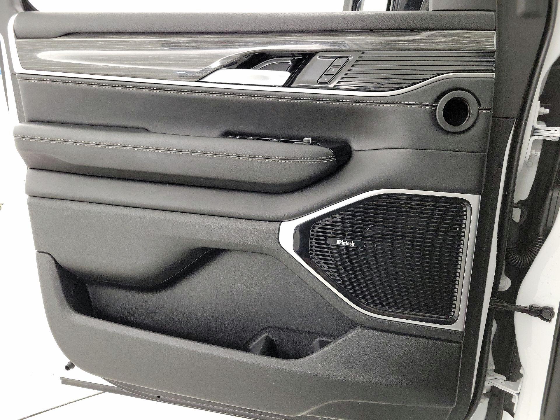 Thumbnail: 2022 Jeep Wagoneer - 12