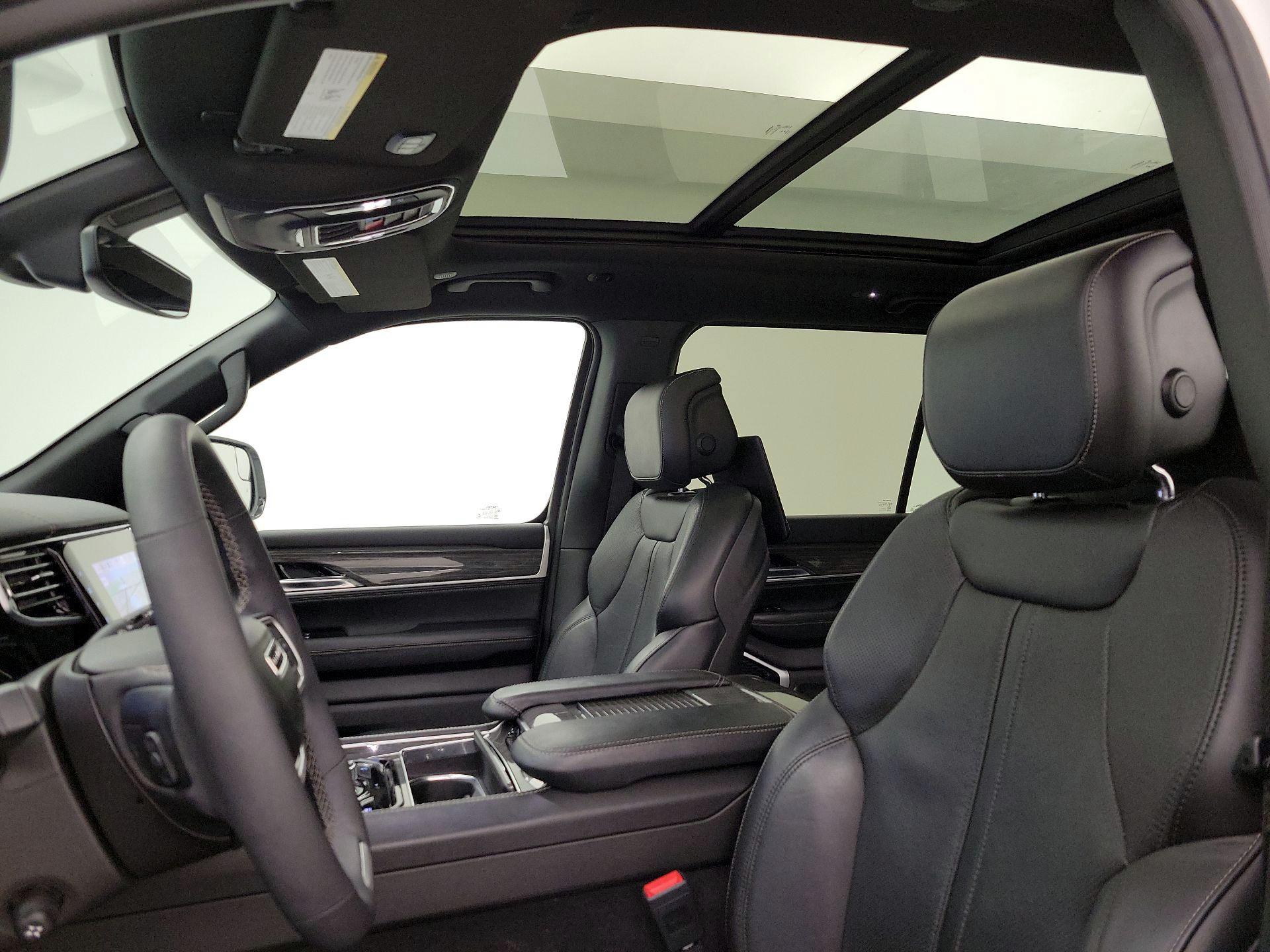 Thumbnail: 2022 Jeep Wagoneer - 19