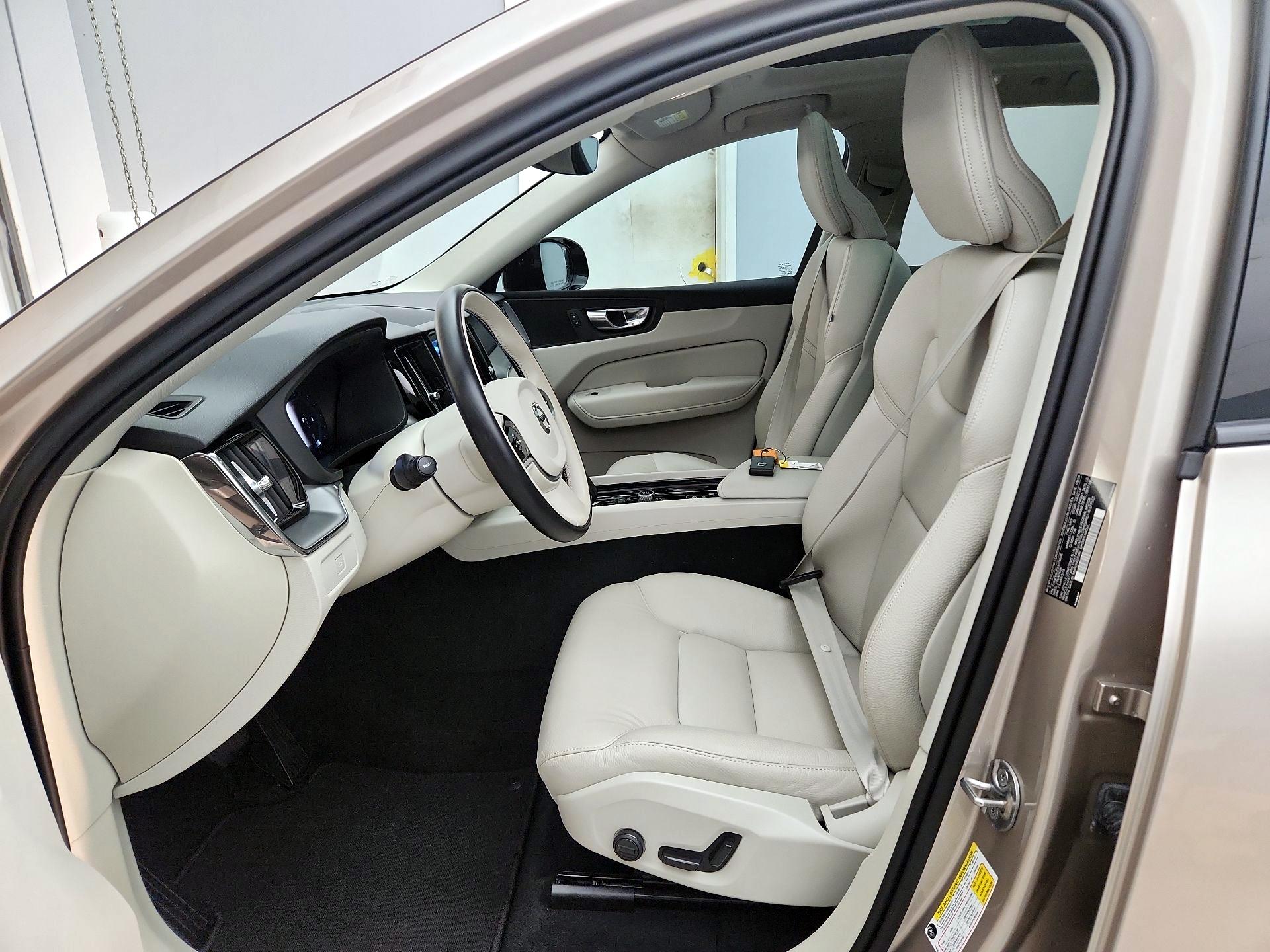 Thumbnail: 2025 Volvo XC60 - 11