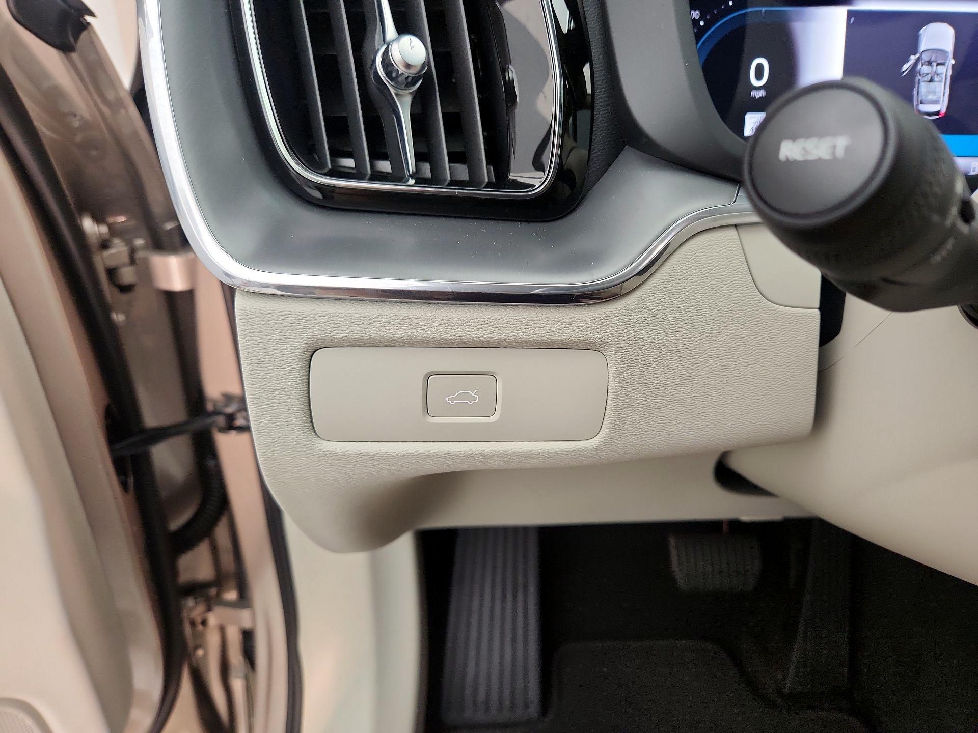 Thumbnail: 2025 Volvo XC60 - 13