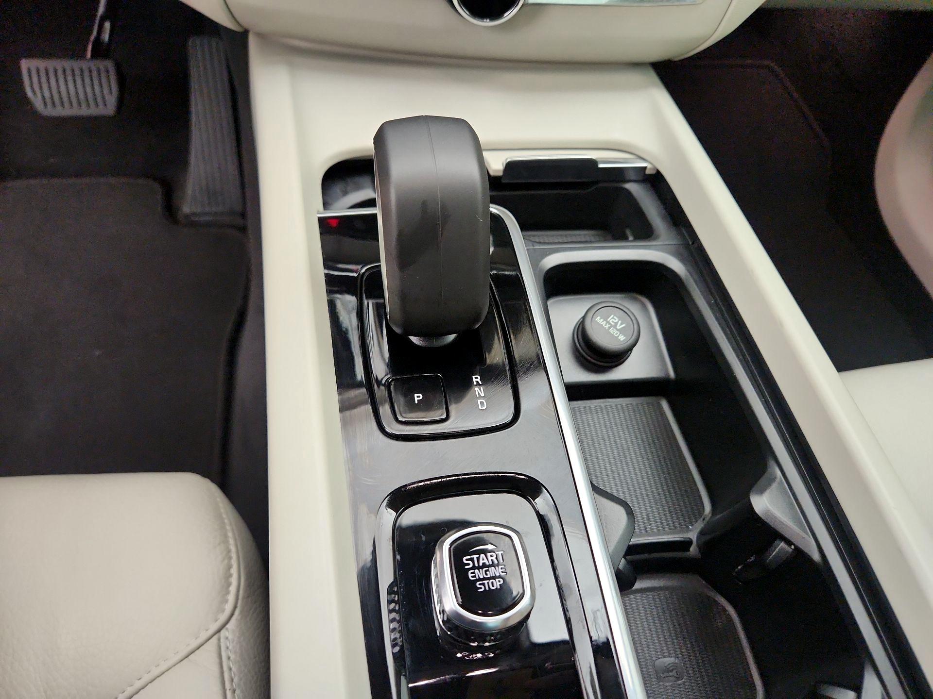 Thumbnail: 2025 Volvo XC60 - 17
