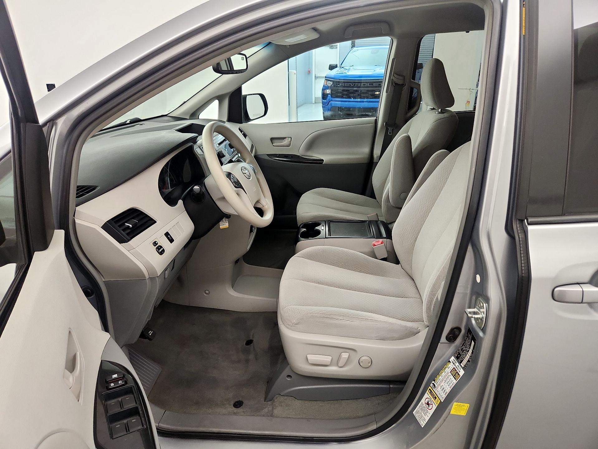 Thumbnail: 2014 Toyota Sienna - 9