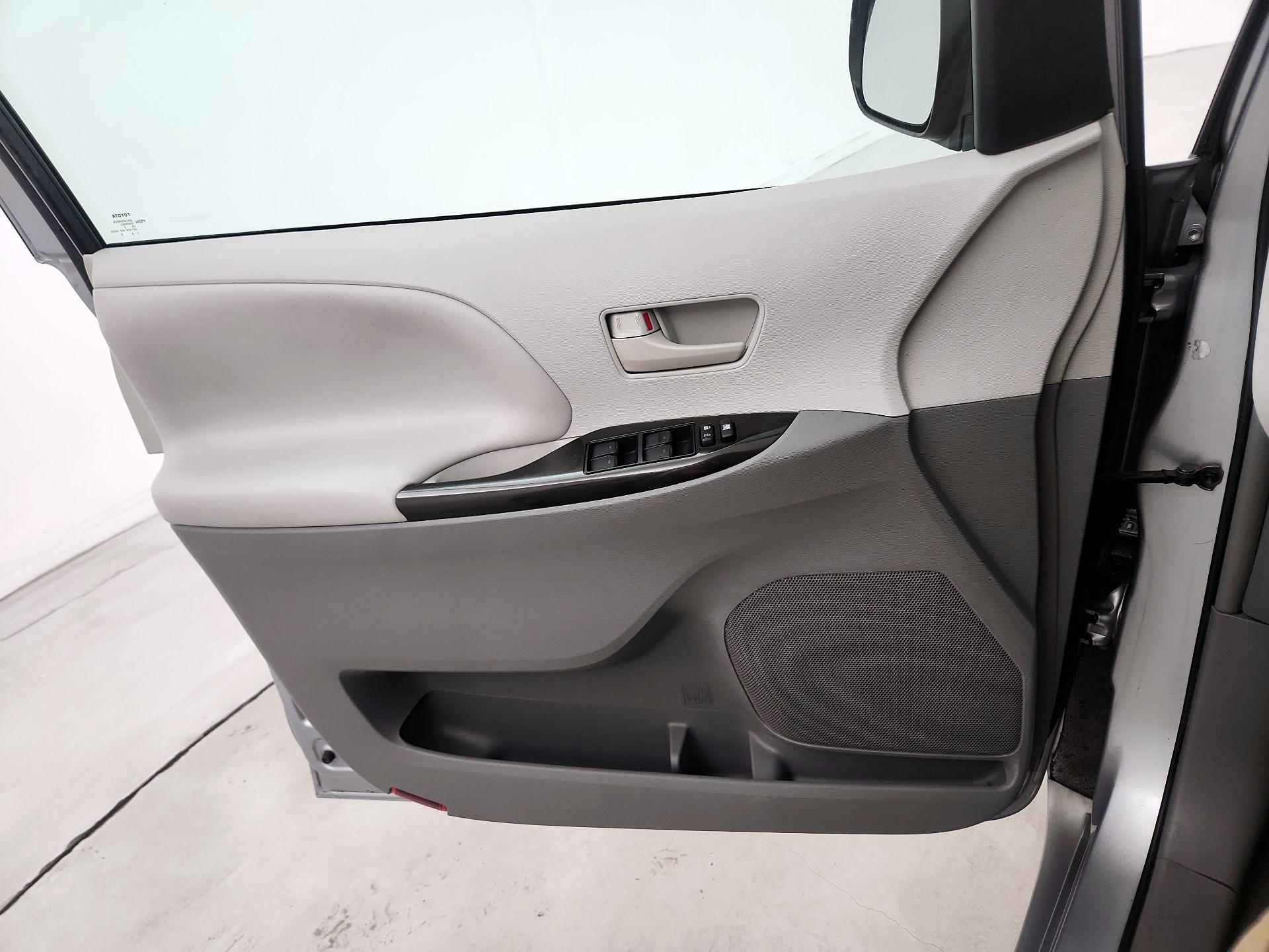 Thumbnail: 2014 Toyota Sienna - 10