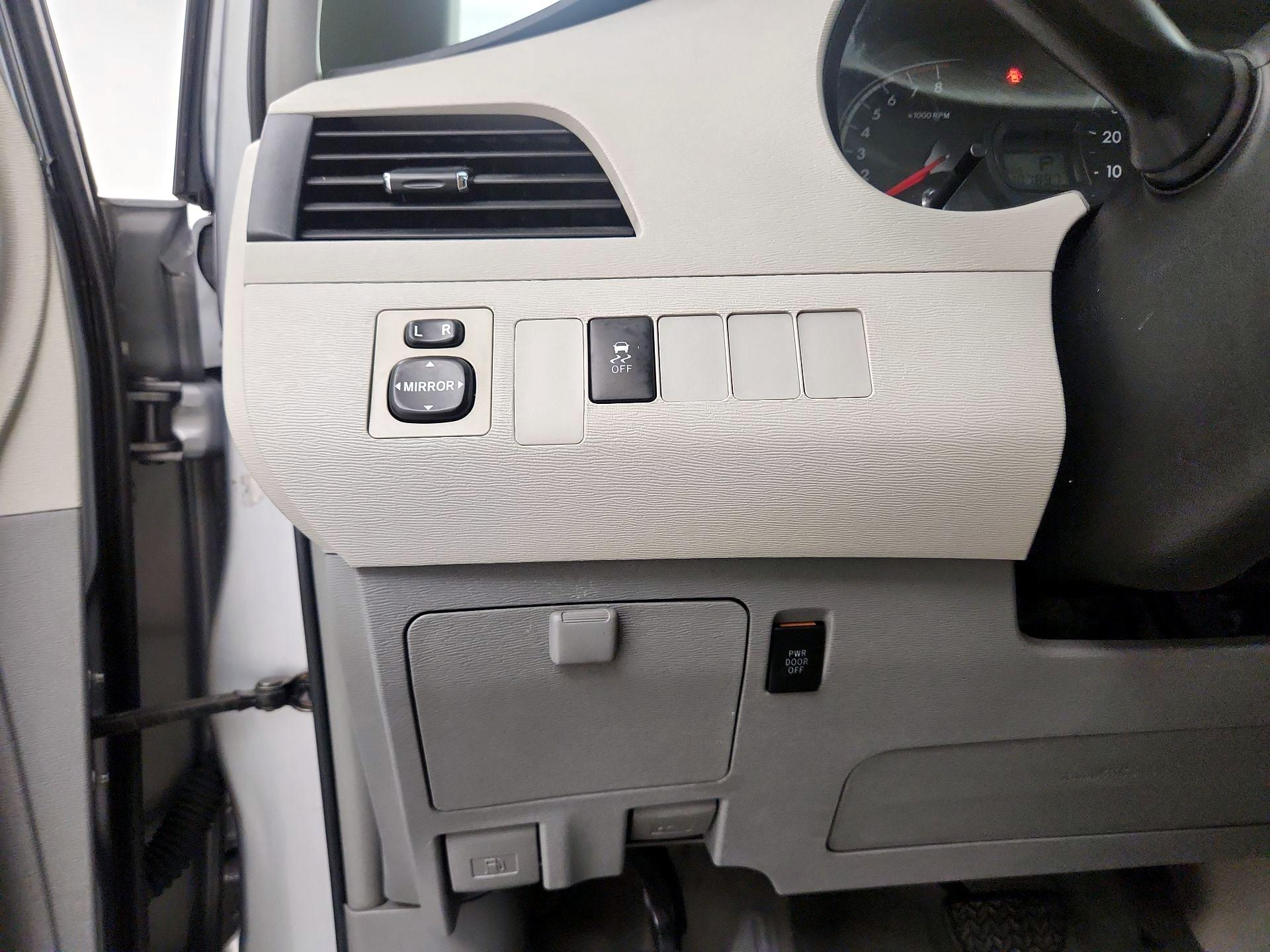 Thumbnail: 2014 Toyota Sienna - 11