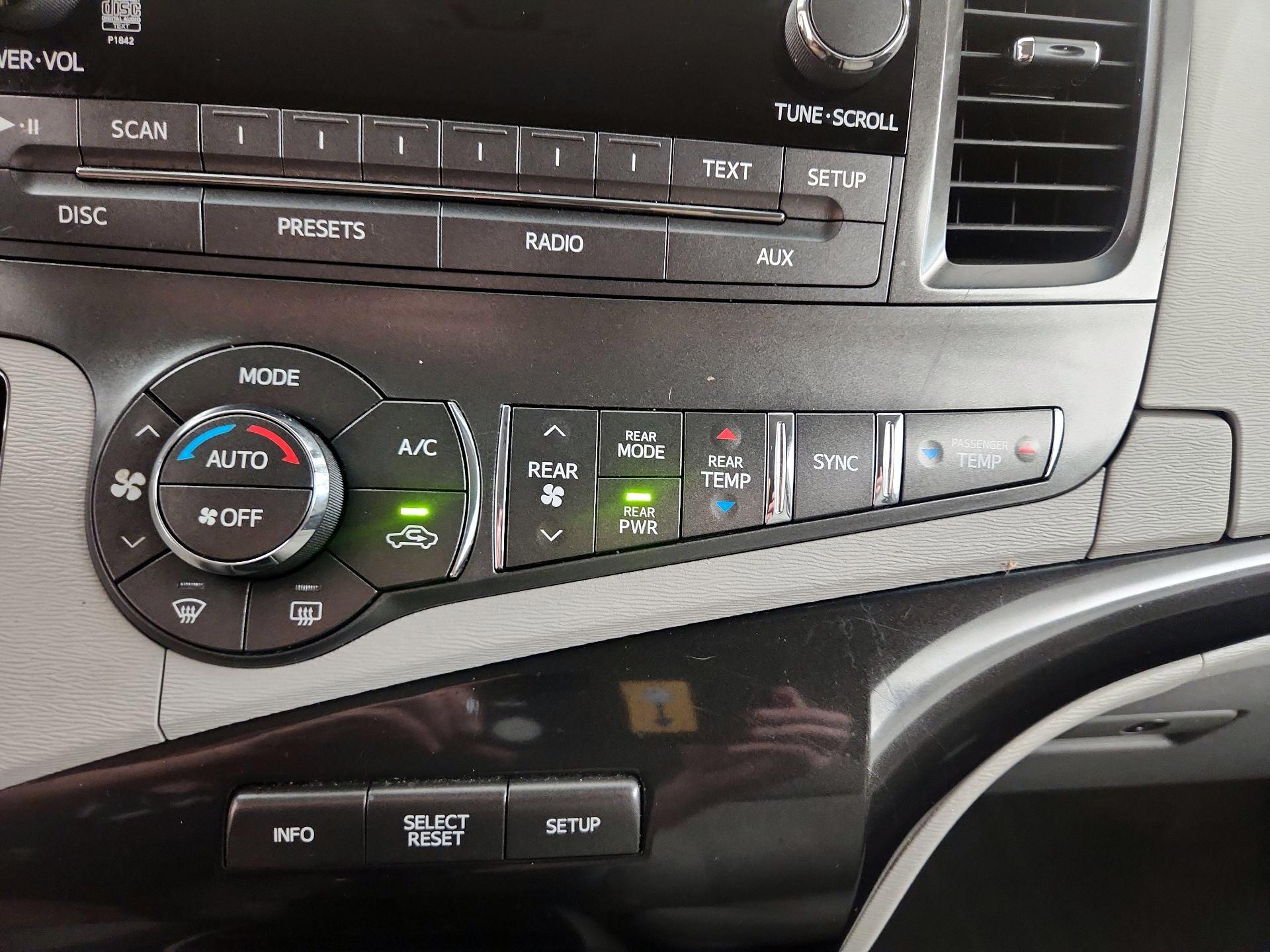 Thumbnail: 2014 Toyota Sienna - 14
