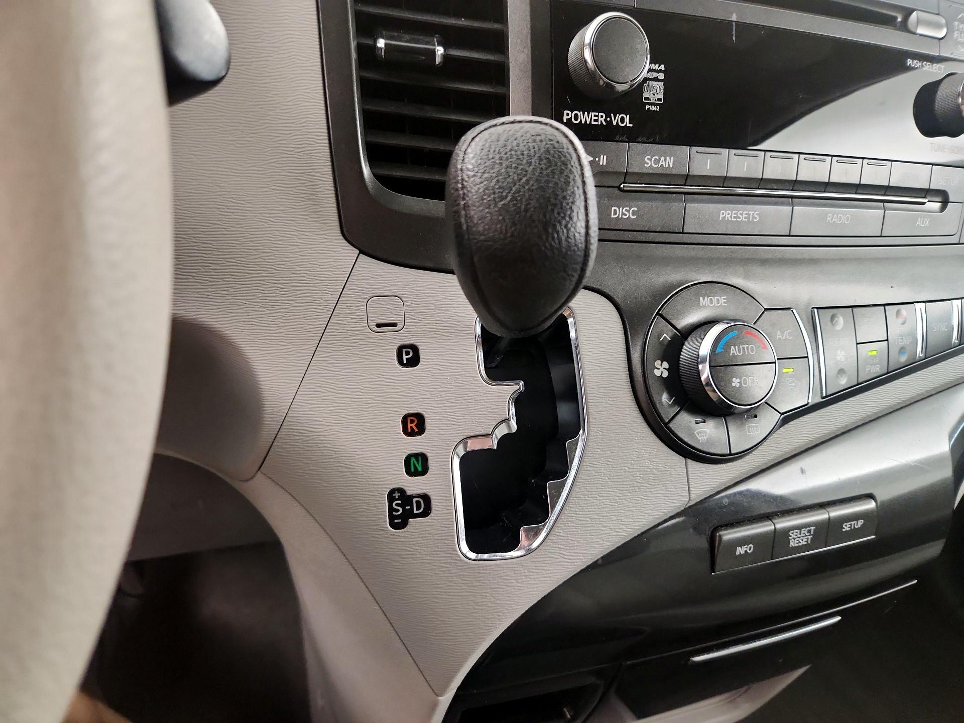 Thumbnail: 2014 Toyota Sienna - 15