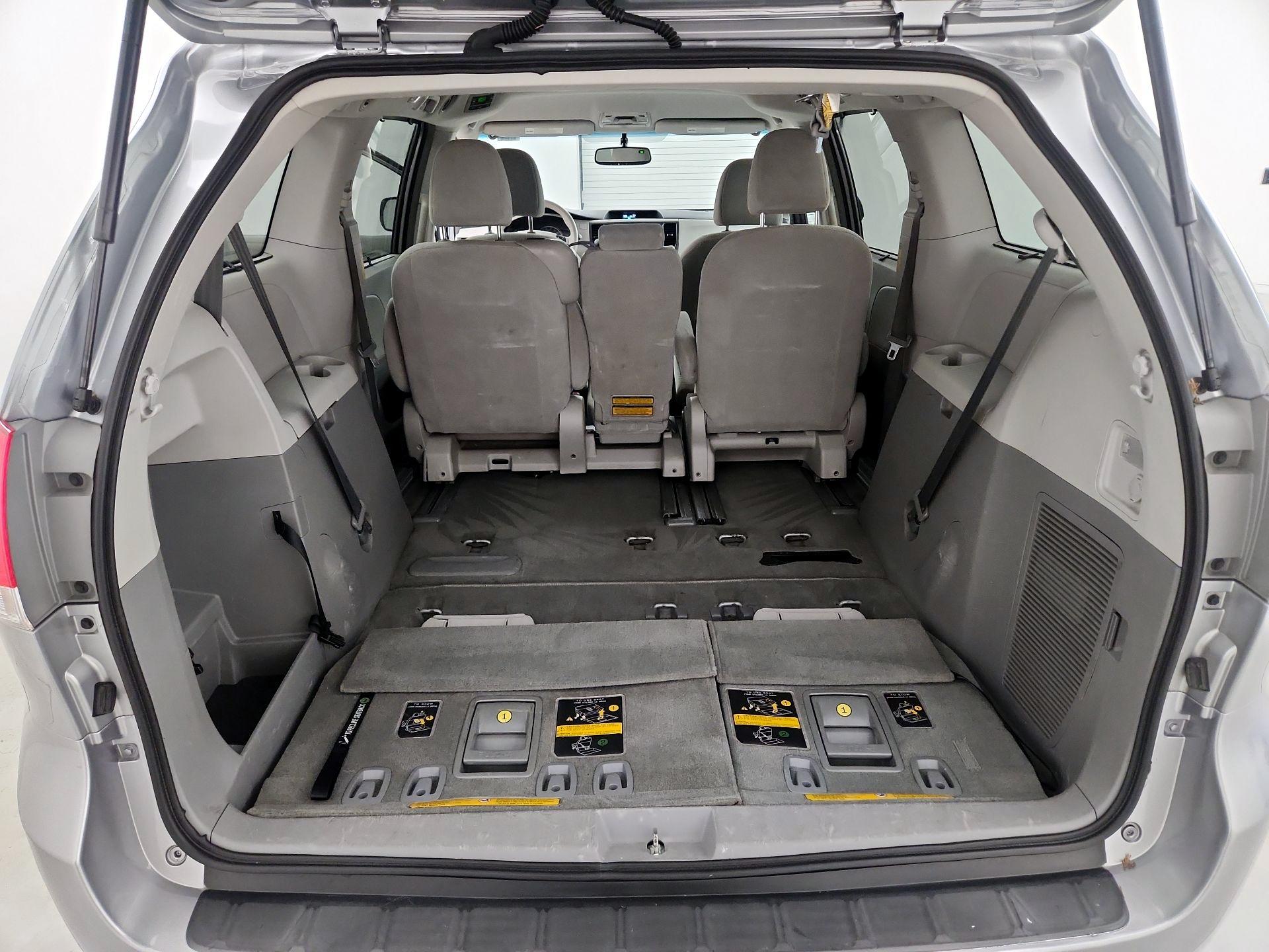 Thumbnail: 2014 Toyota Sienna - 20
