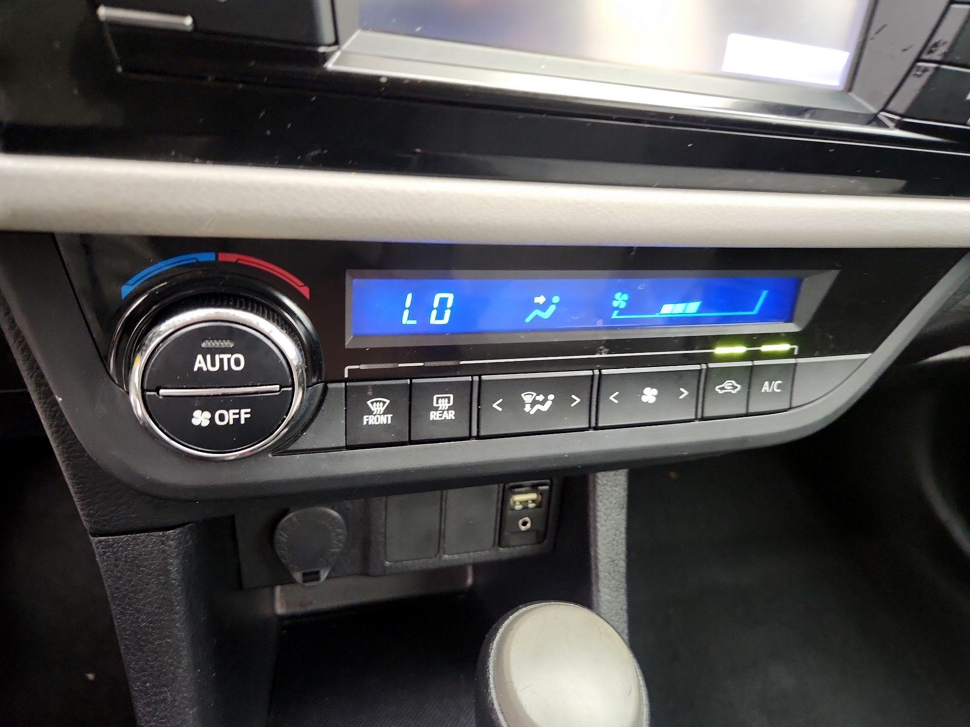 Thumbnail: 2015 Toyota Corolla - 16