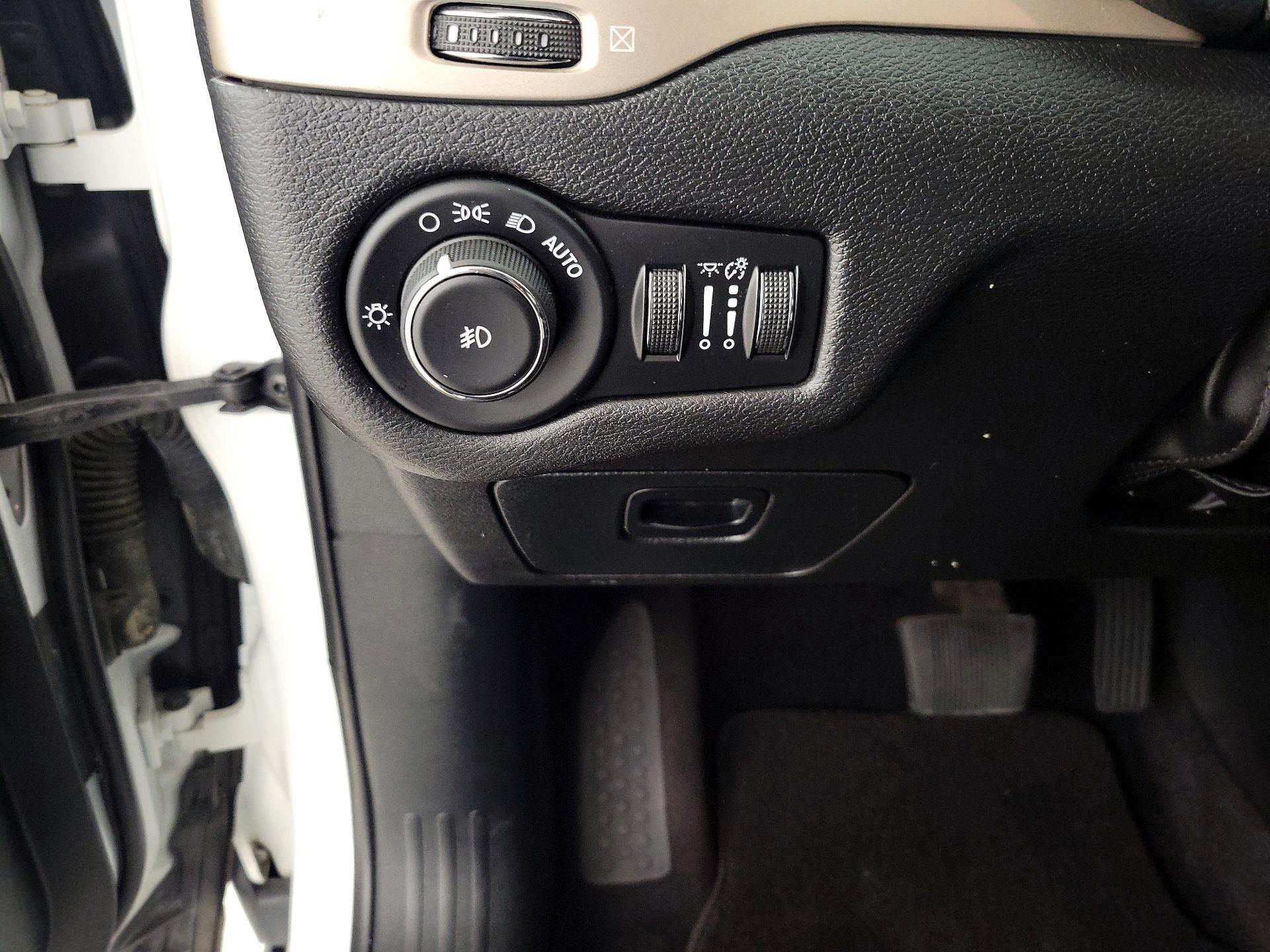 Thumbnail: 2017 Jeep Cherokee - 13