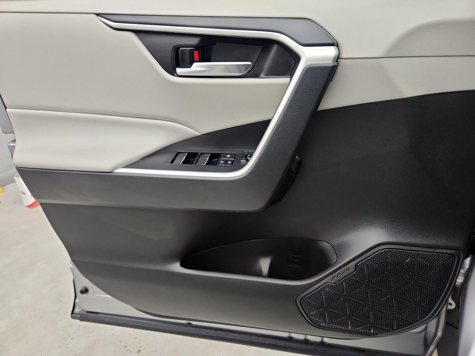 Thumbnail: 2022 Toyota RAV4 - 12