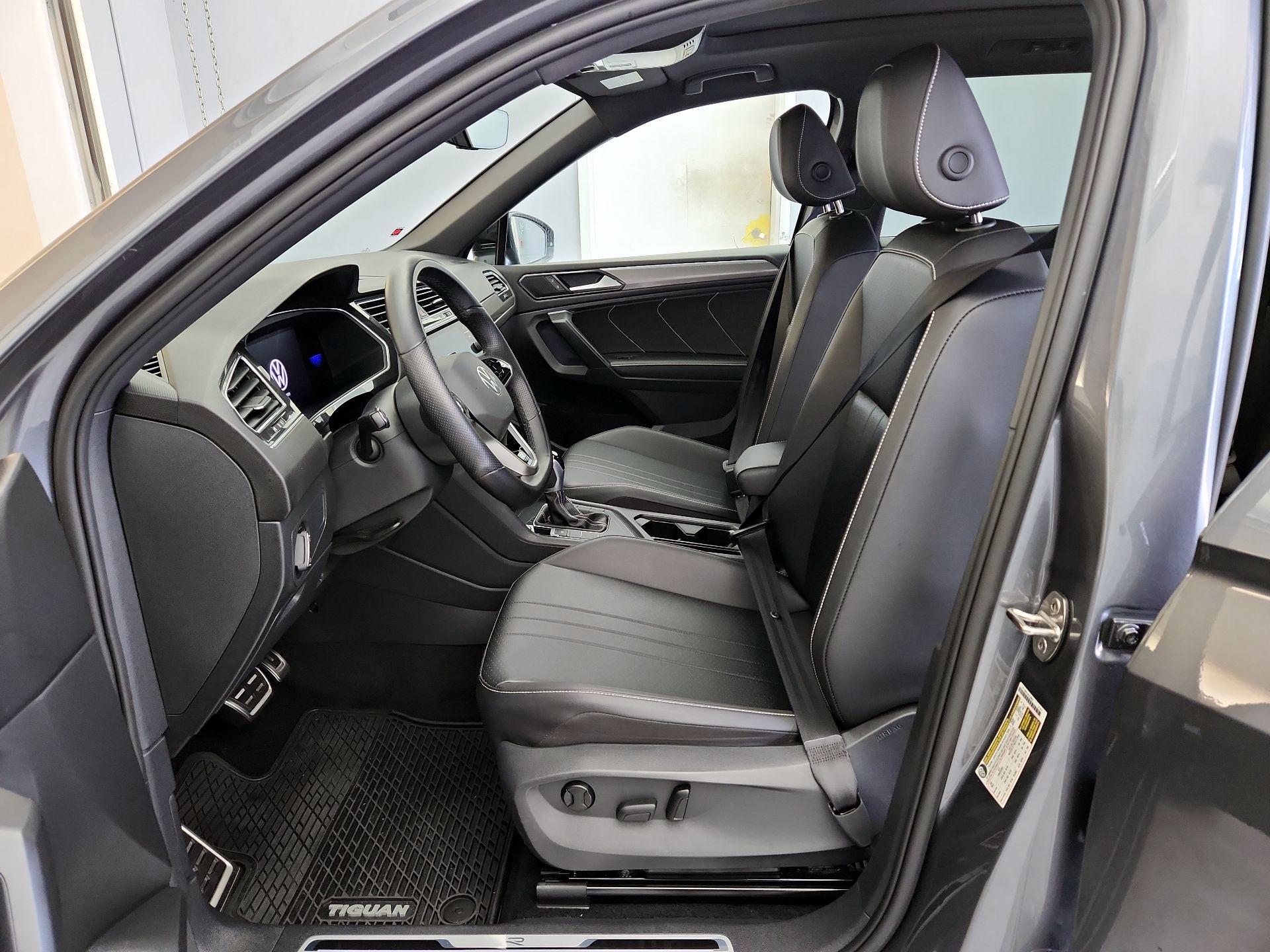 Thumbnail: 2023 Volkswagen Tiguan - 11