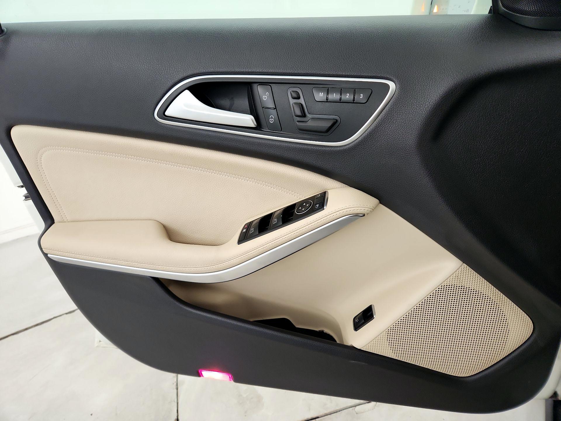 Thumbnail: 2016 Mercedes-Benz GLA - 12