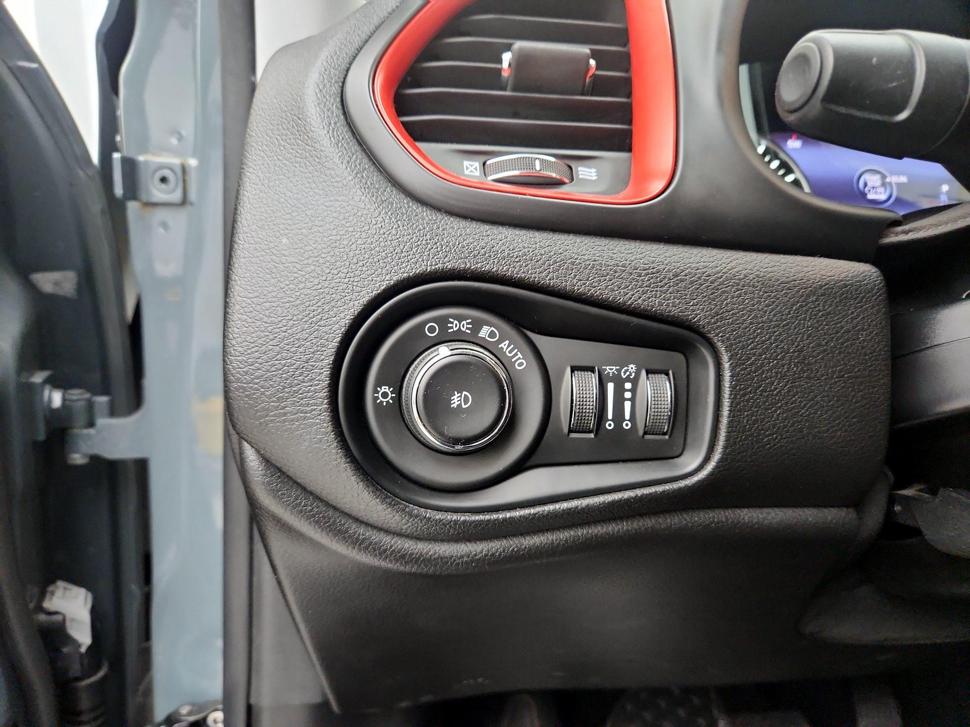 Thumbnail: 2016 Jeep Renegade - 13