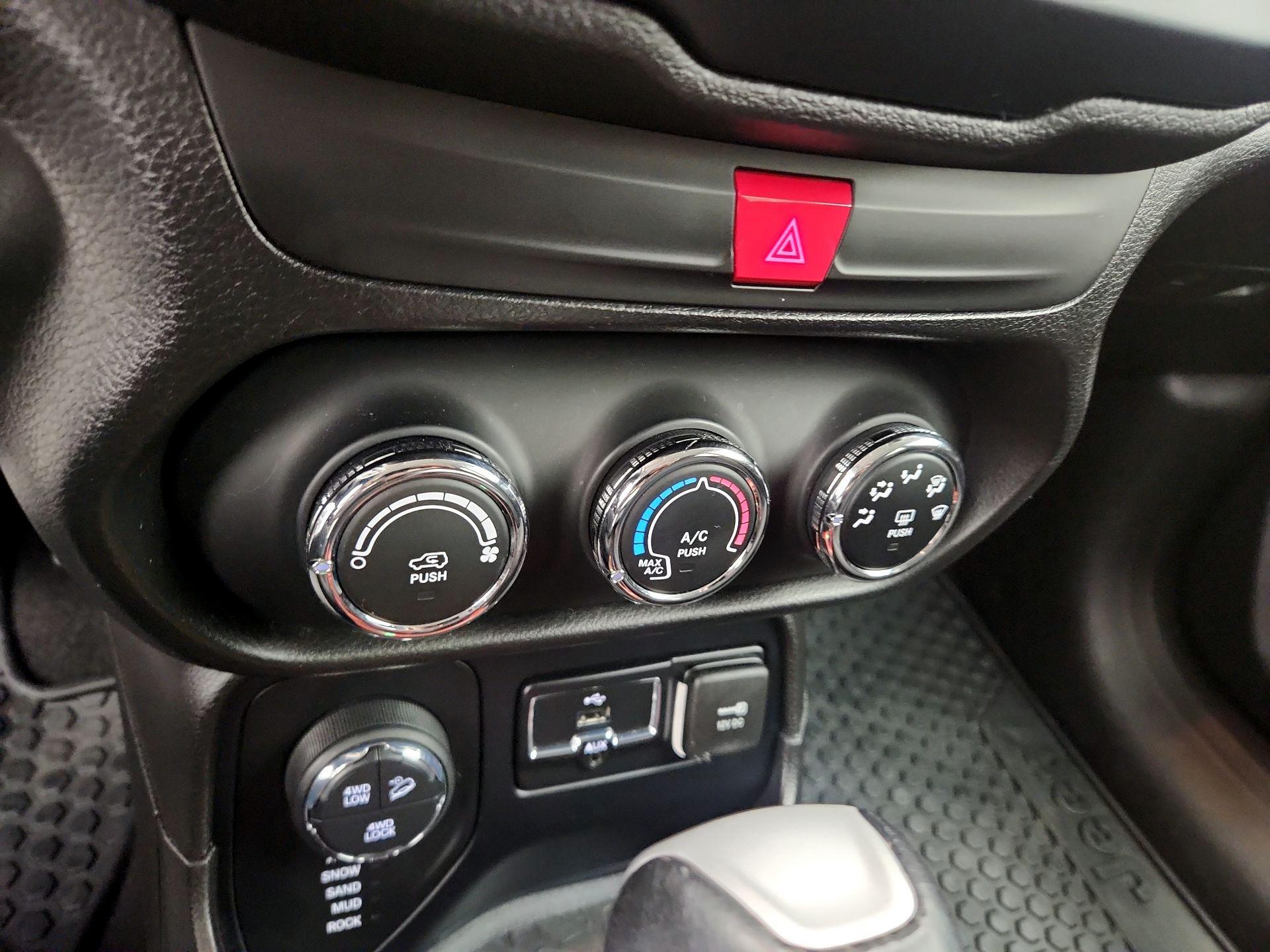 Thumbnail: 2016 Jeep Renegade - 16